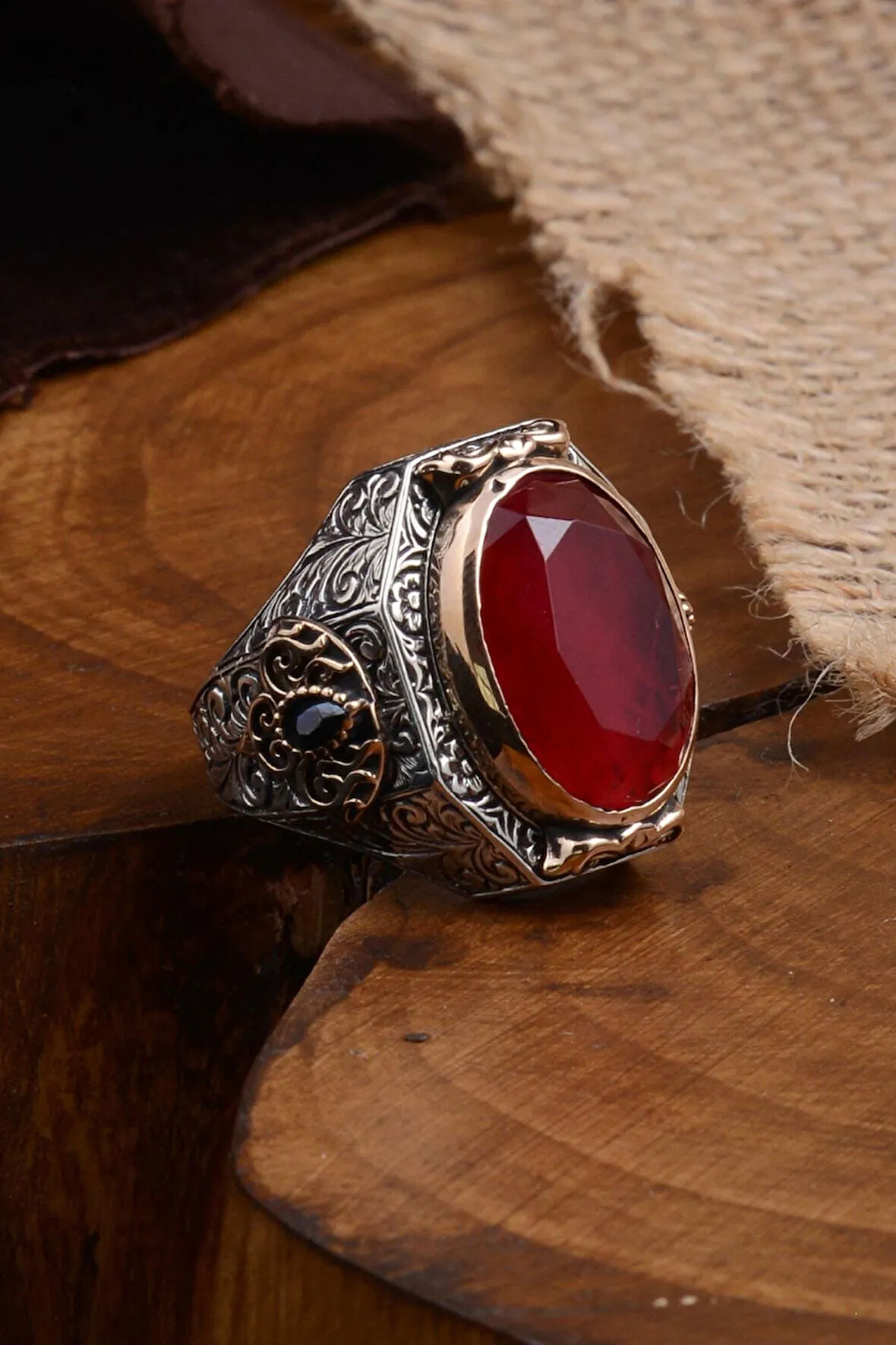 Yakut Garnet Taşlı Yanı Zirkon Taşlı Işlemeli Erkek Gümüş Yüzük