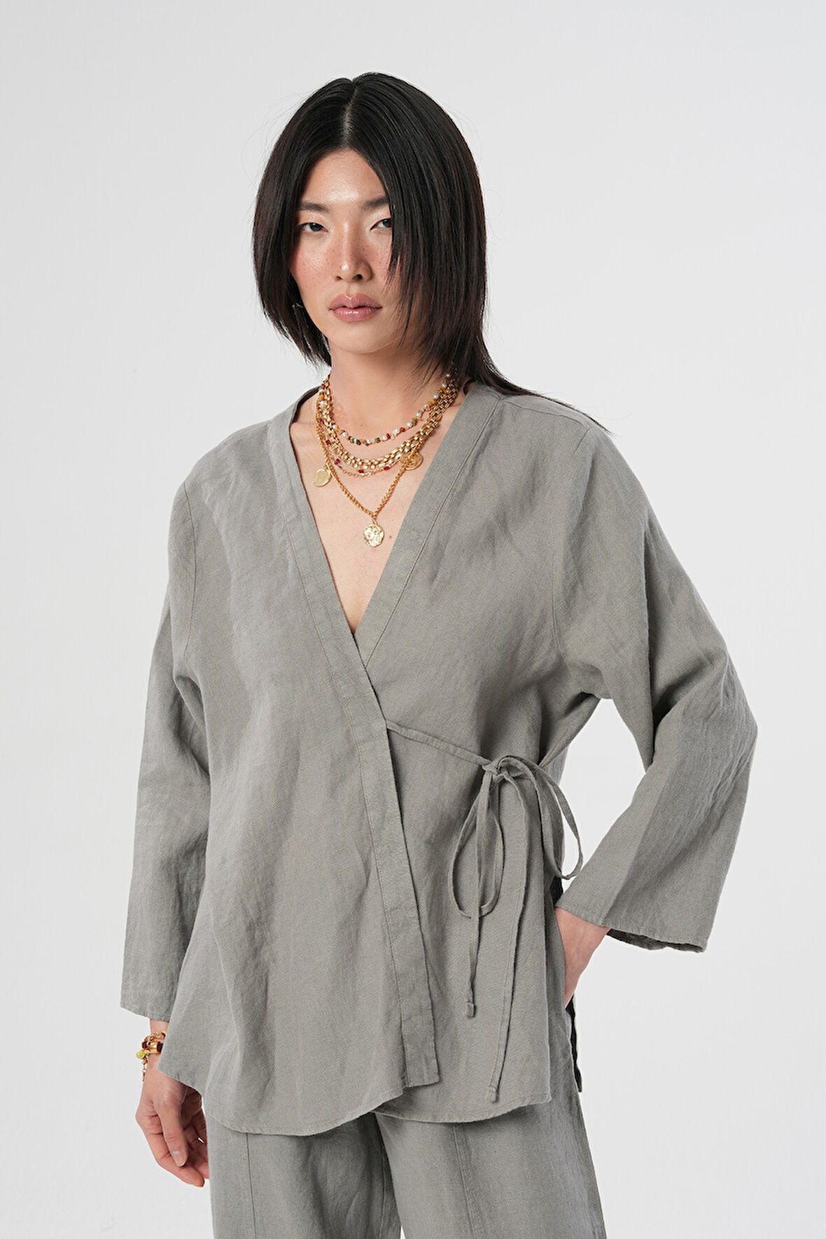 KADIN V YAKA GRİ RENK ÖNÜ BAĞLAMA DETAYLI GÖMLEK