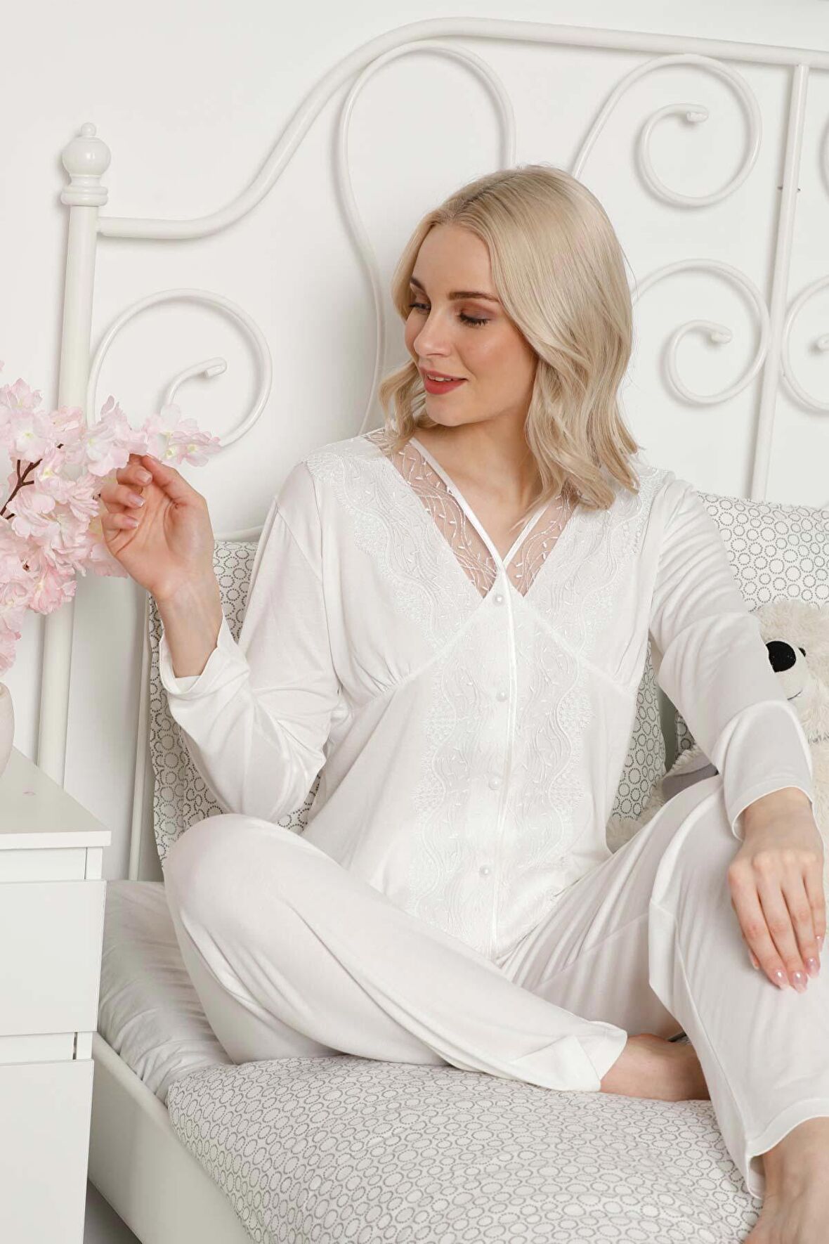 Dreamy Premium Kutulu Dantel İşlemeli Düğmeli Uzun Kollu Pijama Takımı