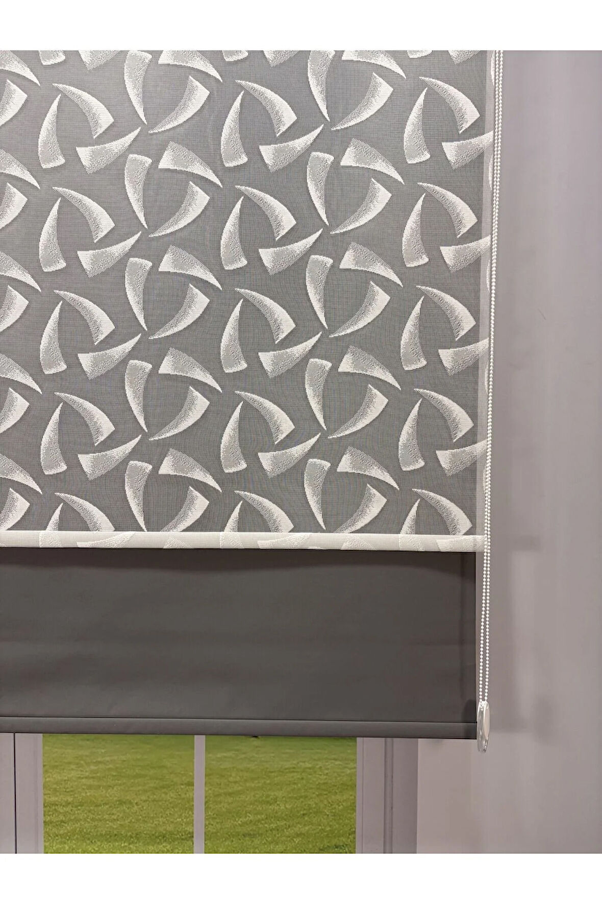 NOVA Serisi – Üç Yaprak Desenli Çift Mekanizmalı Beyaz Tül Antrasit Gri Stor Perde