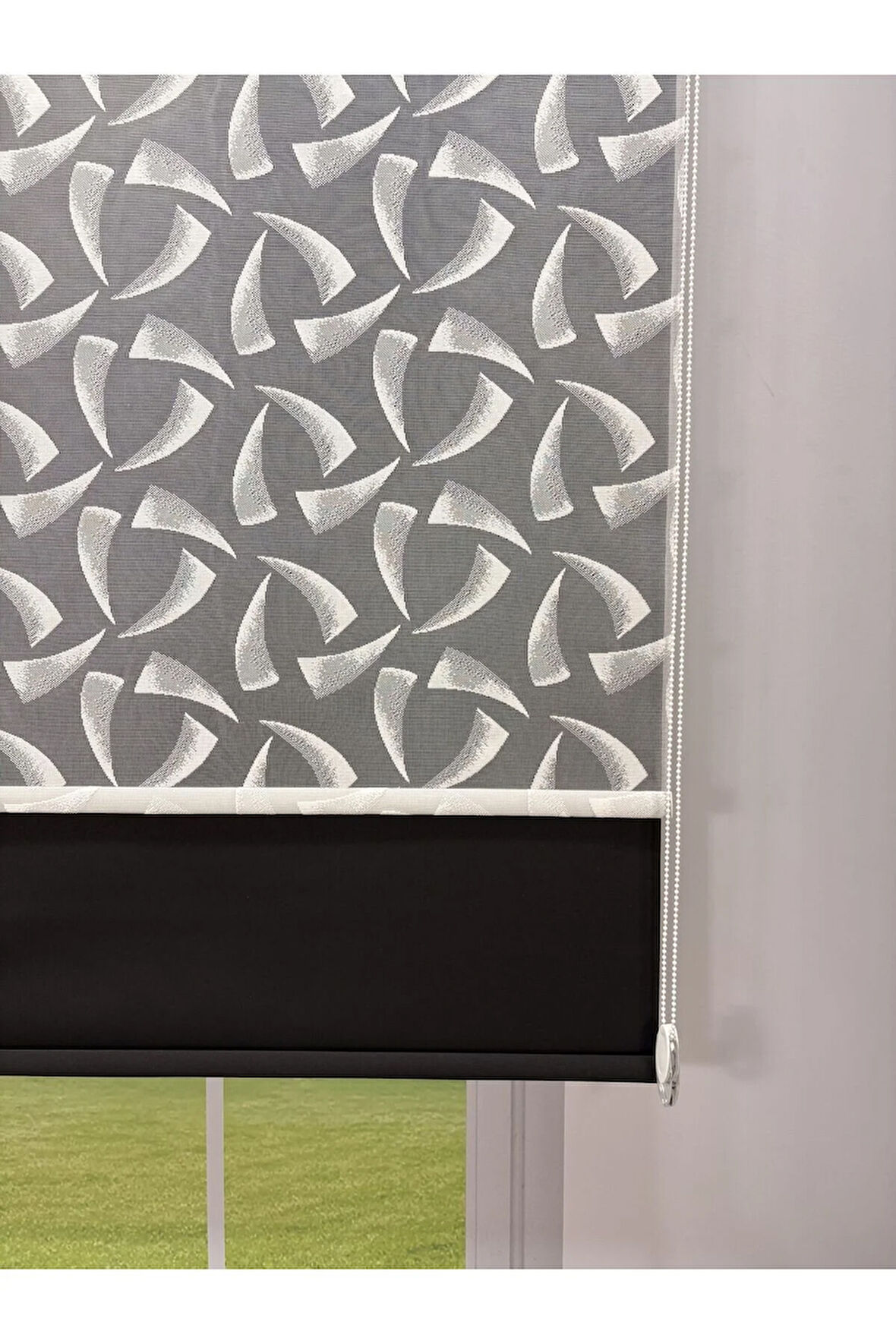 NOVA Serisi – Üç Yaprak Desenli Çift Mekanizmalı Beyaz Tül Siyah Stor Perde