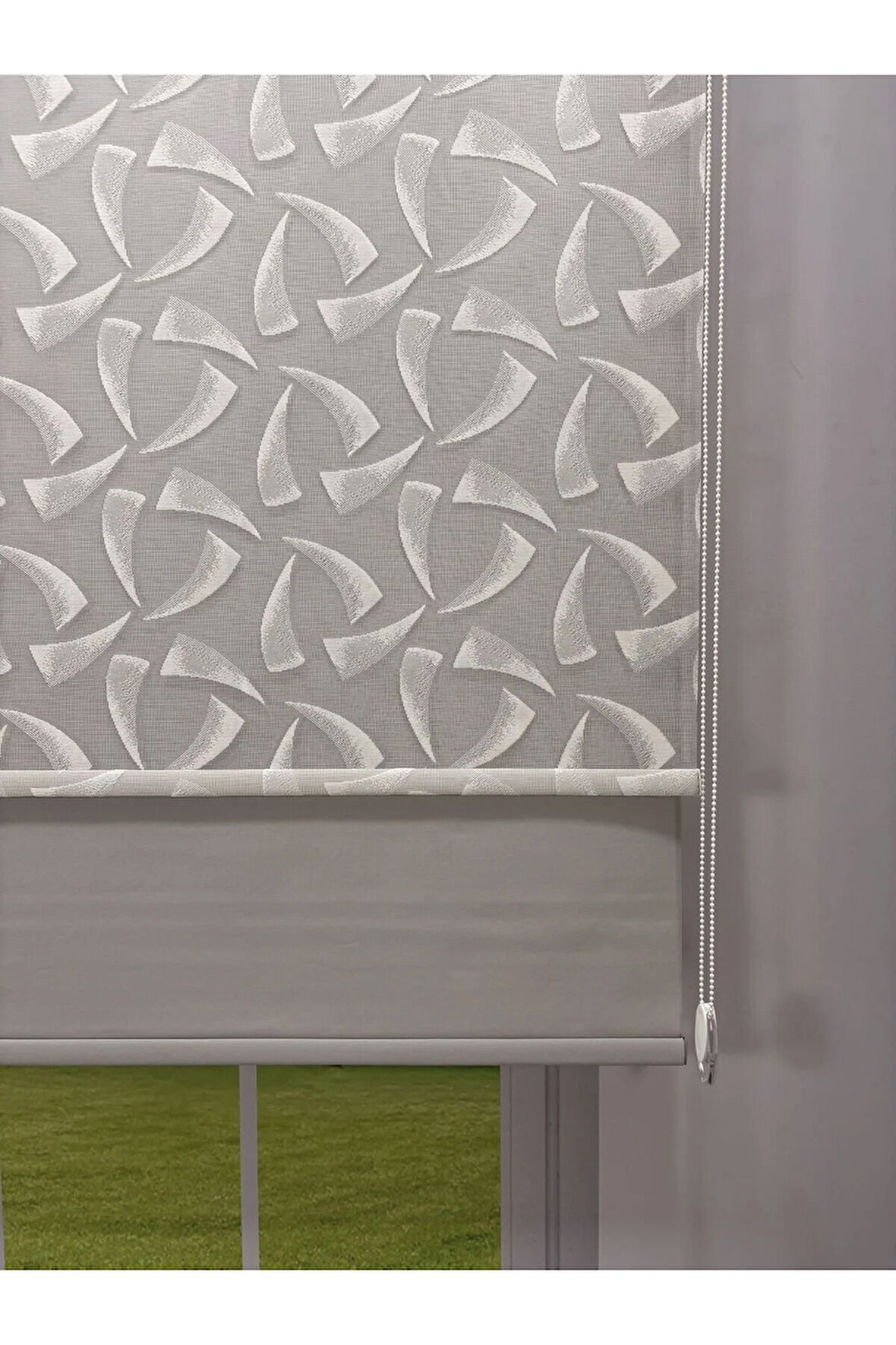 NOVA Serisi – Üç Yaprak Desenli Çift Mekanizmalı Beyaz Tül Açık Gri Stor Perde