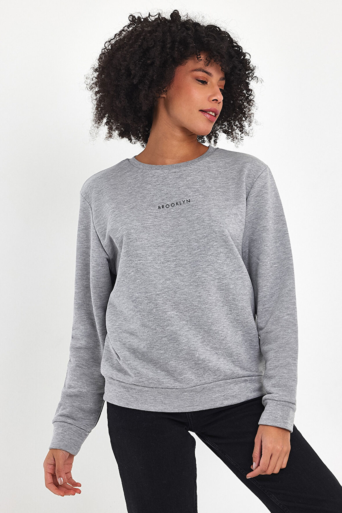 Kadın Bisiklet Yaka Rahat Kalıp 3 iplik Kalın Orta Brooklyn Nakışlı Sweatshirt SPR24SWk34