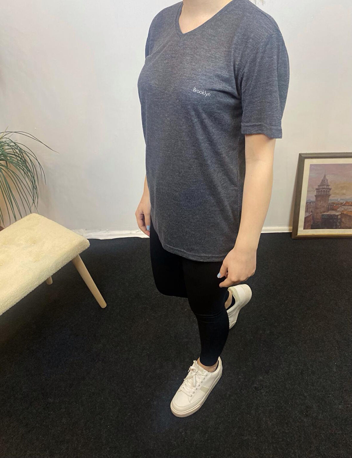 Kadın V Yaka Brooklyn Baskılı Kısa Kollu Tişort SPR24tsk265