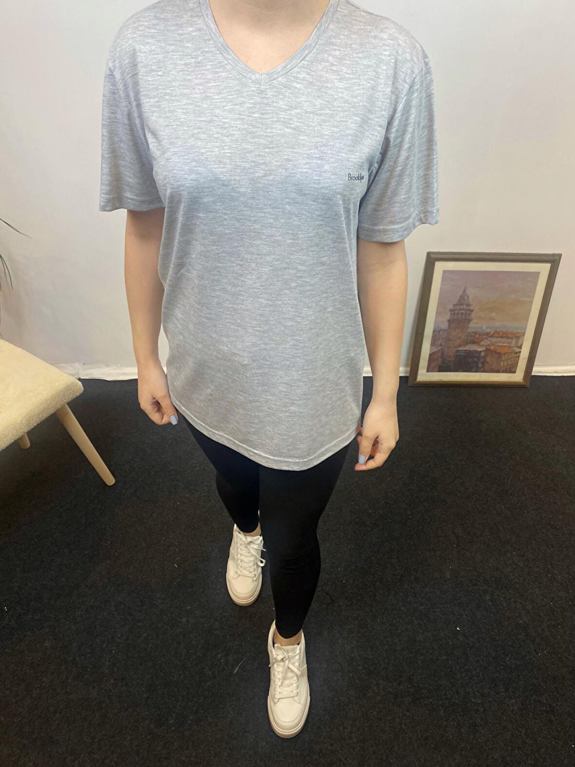 Kadın V Yaka Brooklyn Baskılı Kısa Kollu Tişort SPR24tsk265