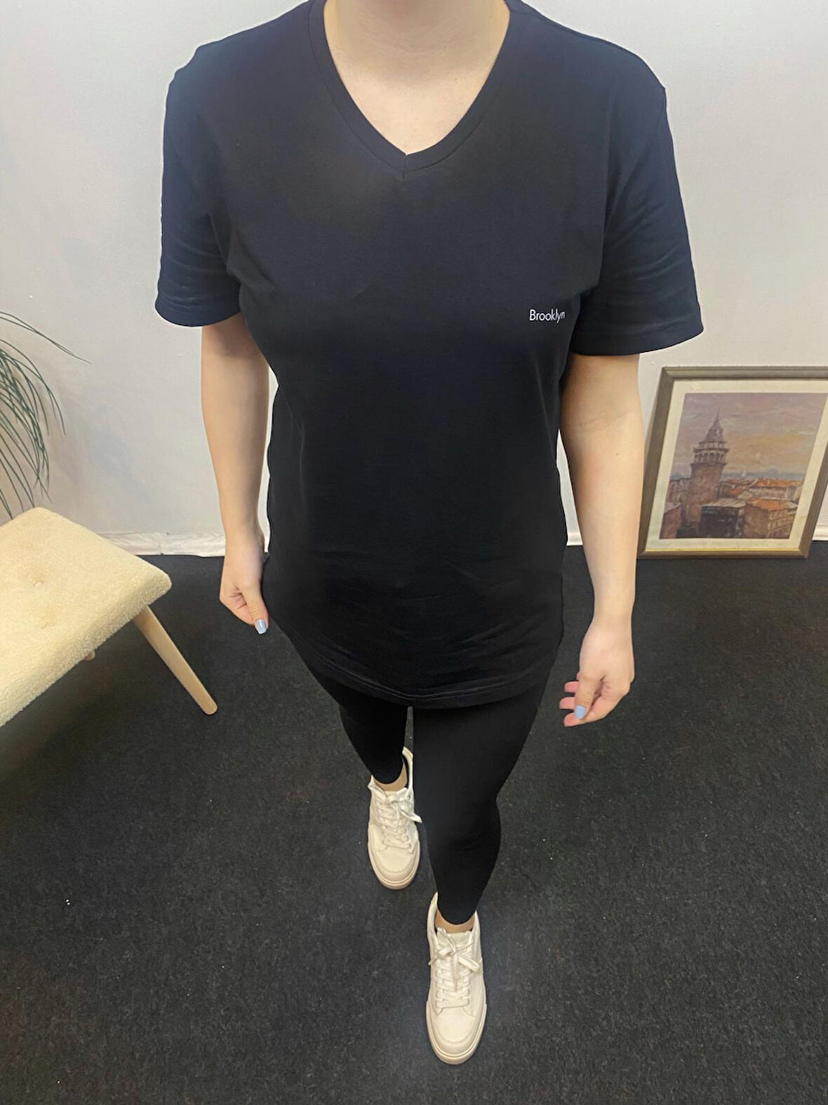 Kadın V Yaka Brooklyn Baskılı Kısa Kollu Tişort SPR24tsk265