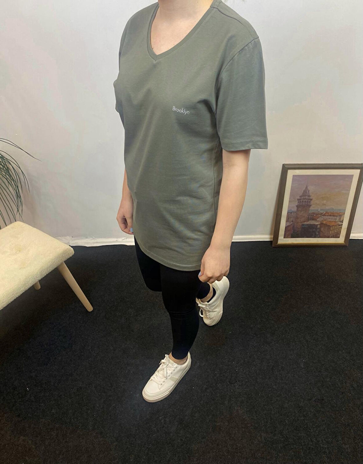 Kadın V Yaka Brooklyn Baskılı Kısa Kollu Tişort SPR24tsk265