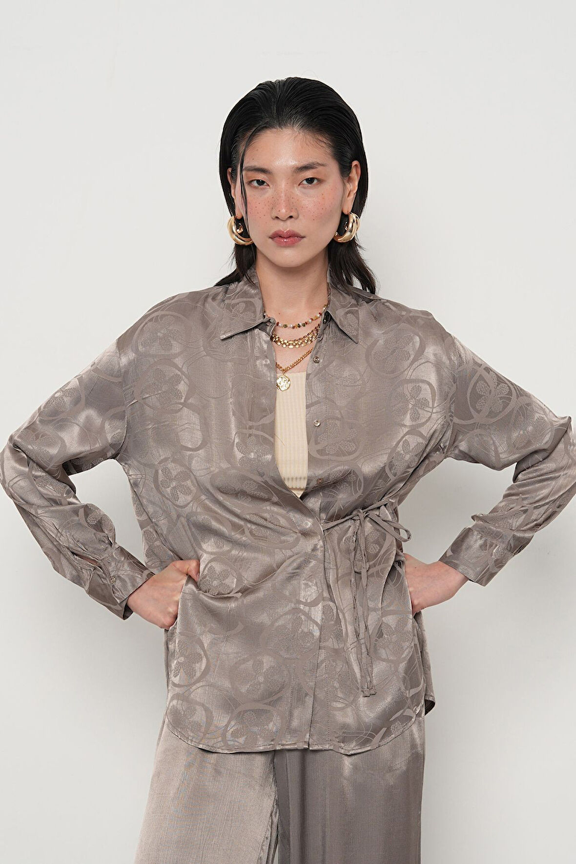 KADIN DESENLİ YANDAN BAĞLAMALI GRİ RENK GÖMLEK