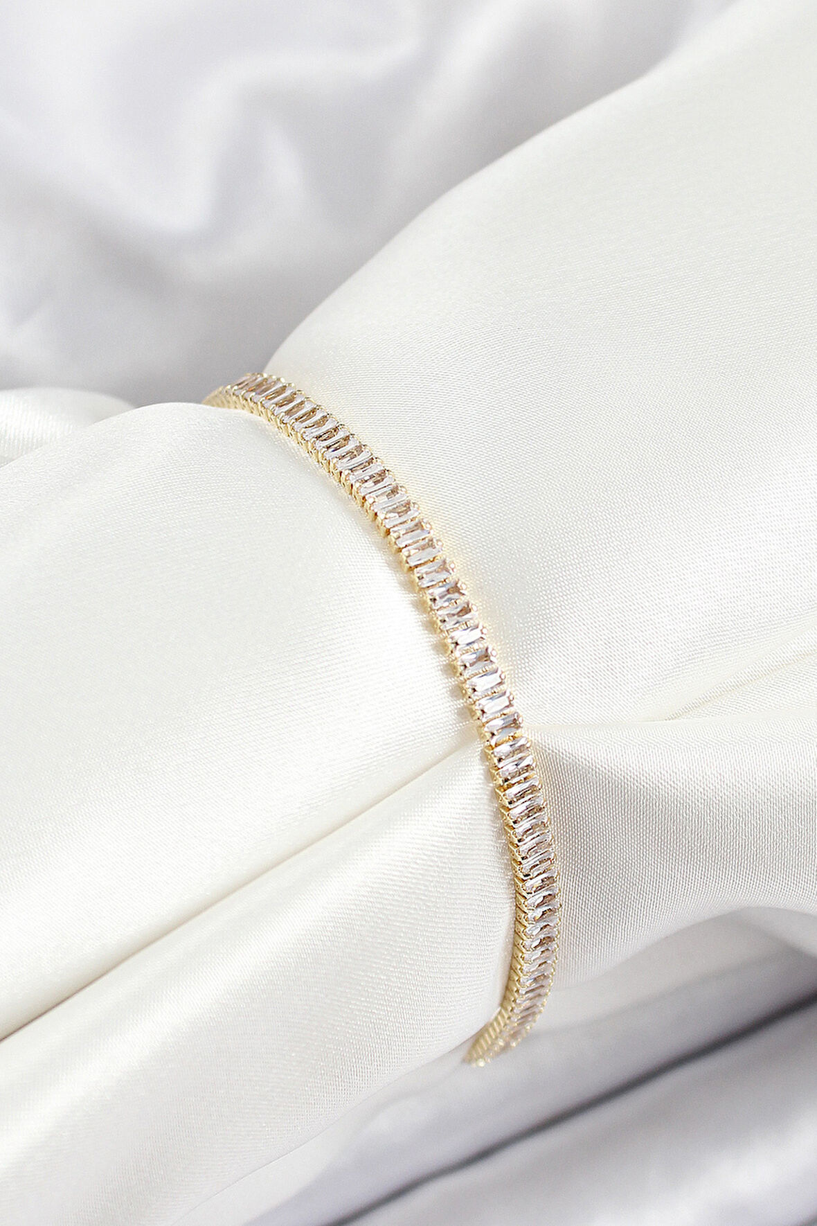 Pirinç Zirkon Taşlı İnce Su Yolu Model Gold Renk Kadın Bileklik