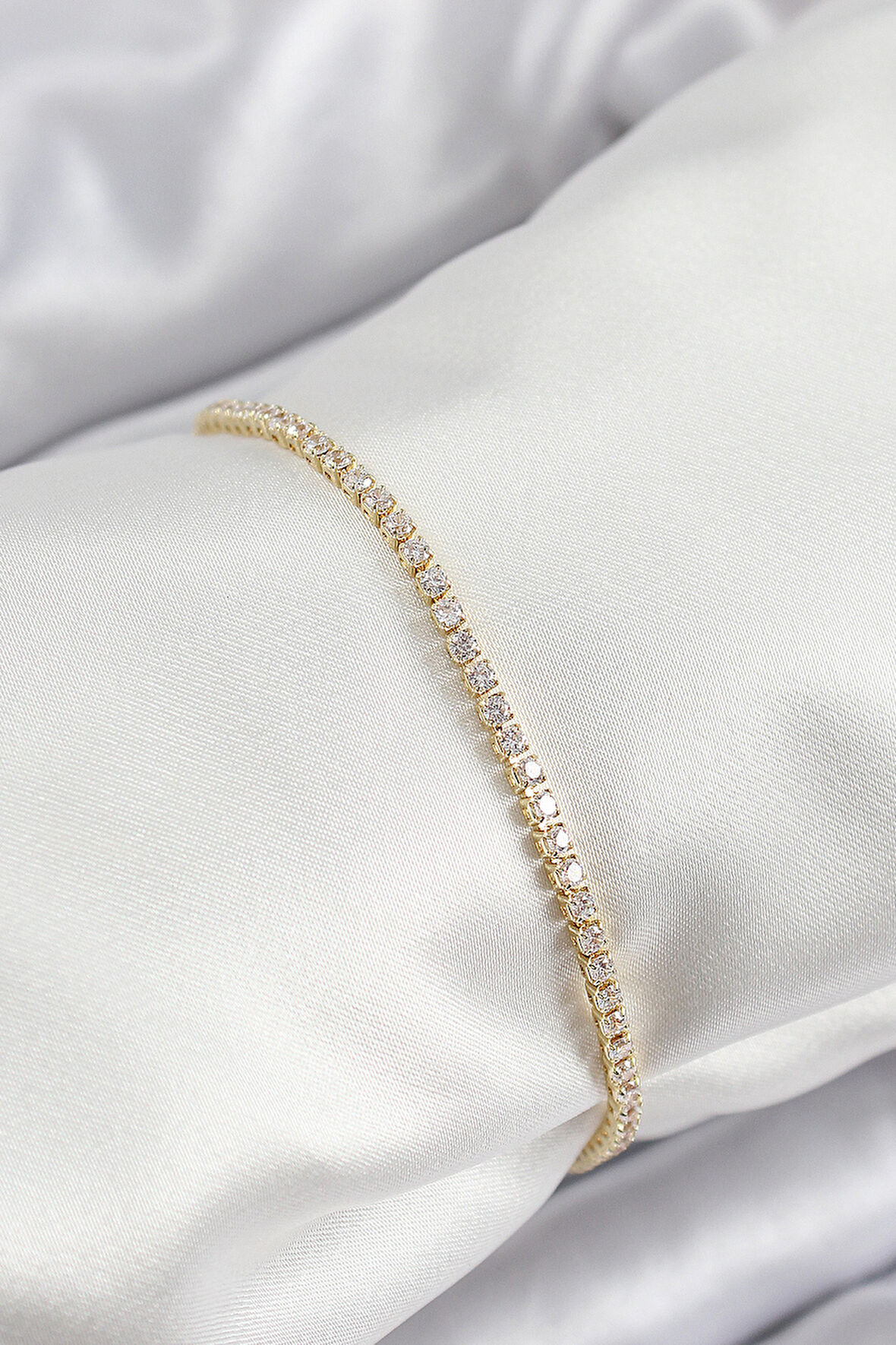 Pirinç Zirkon Taşlı İnce Su Yolu Model Gold Renk Kadın Bileklik