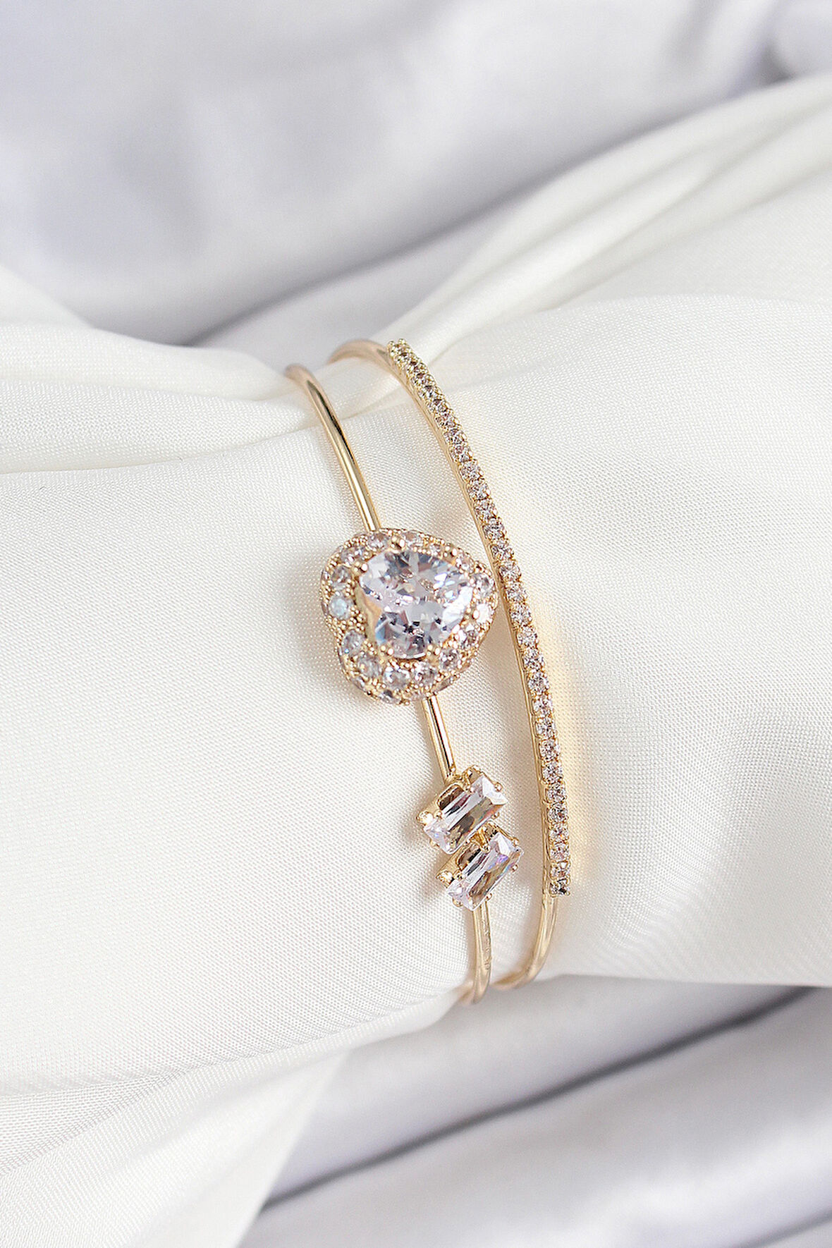 Pirinç Gold Renk Kalpli Zirkon Taşlı Kadın Bileklik