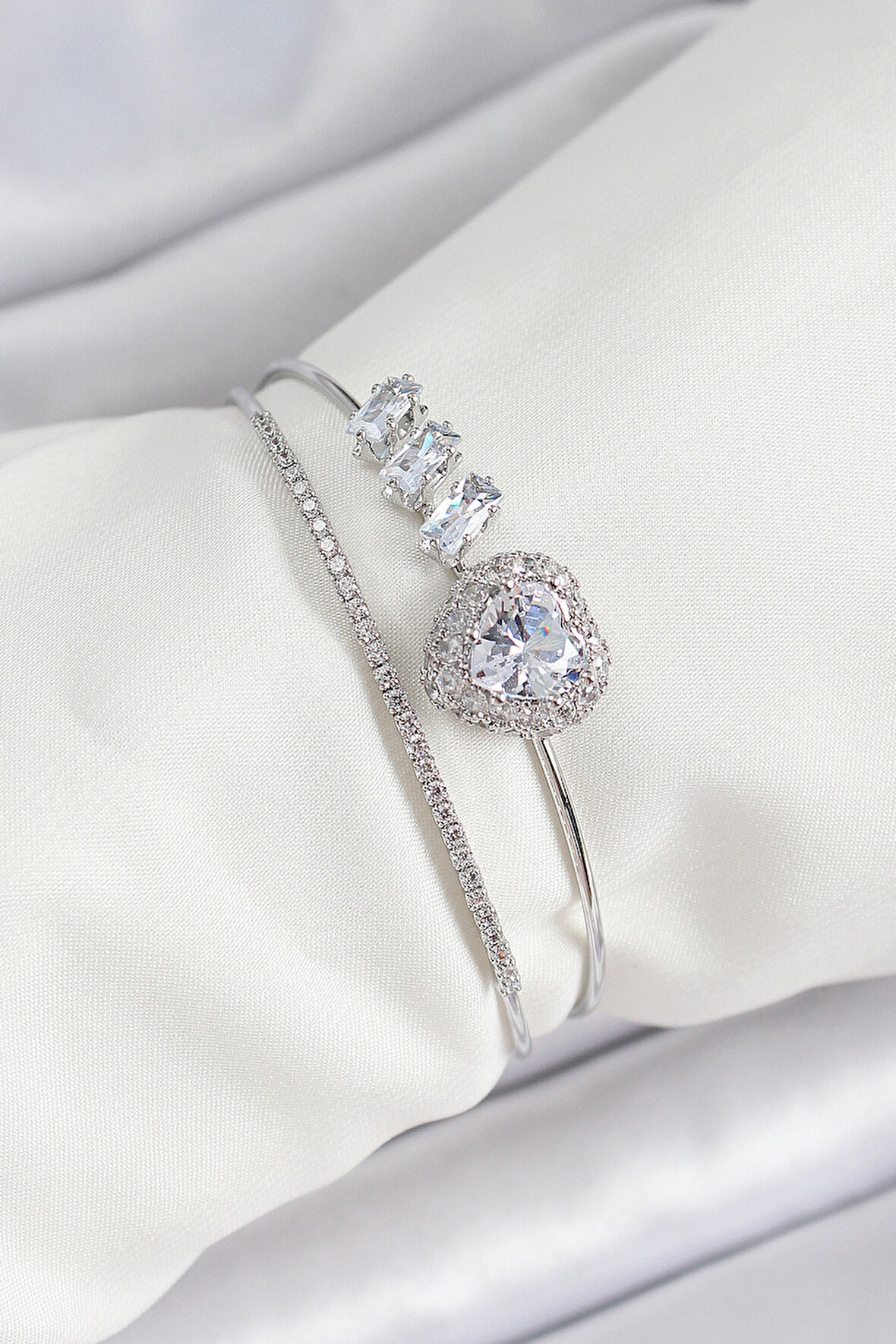 Pirinç Gümüş Renk Kalpli Zirkon Taşlı Kadın Bileklik