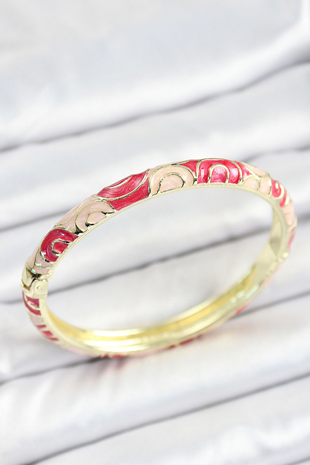 Mineli Pirinç Kırmızı Pembe Sarmal Desenli Gold Renk Kadın Kelepçe