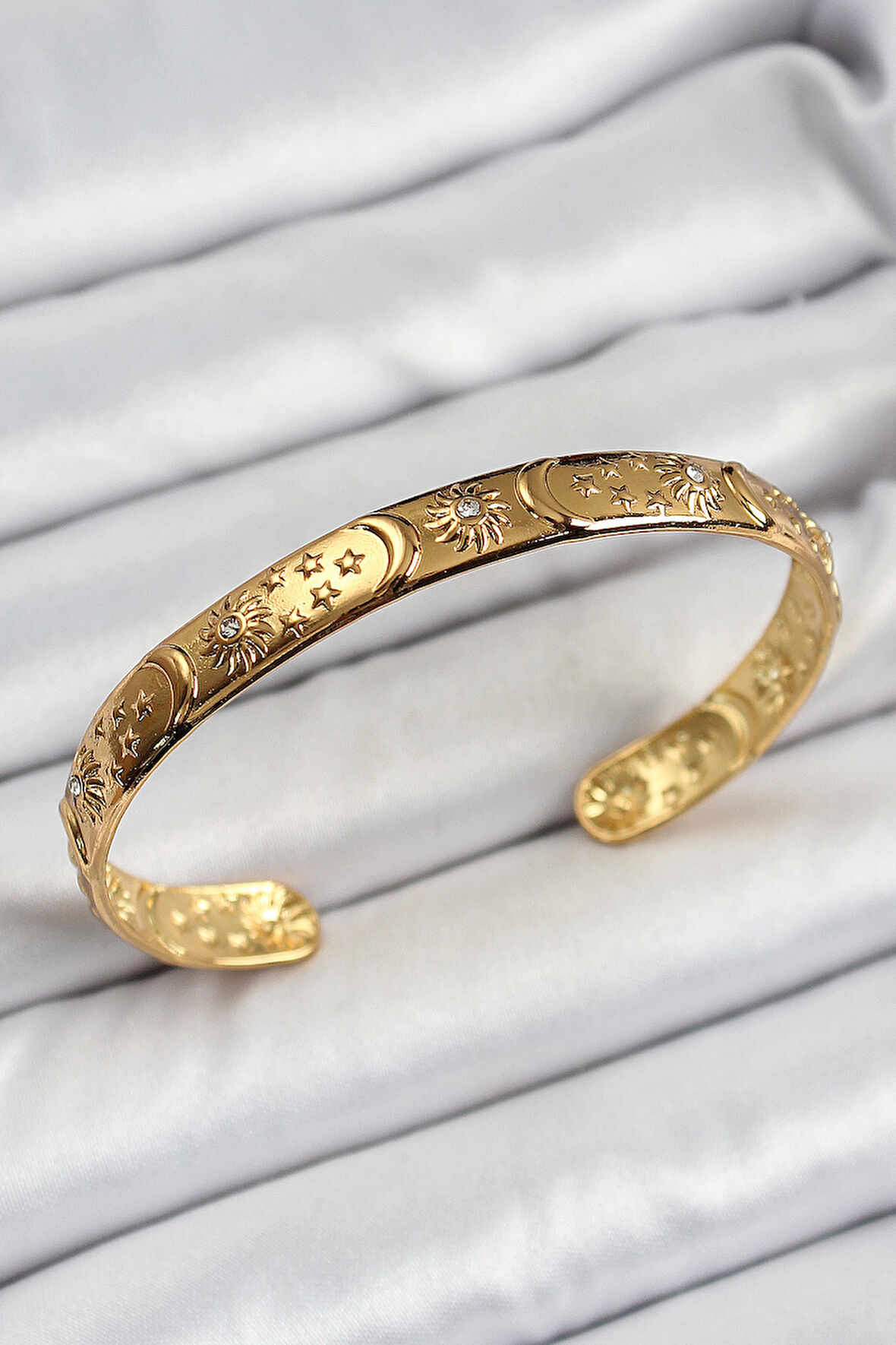 Pirinç Gold Renk İşlemeli Altı Açık Bileklik