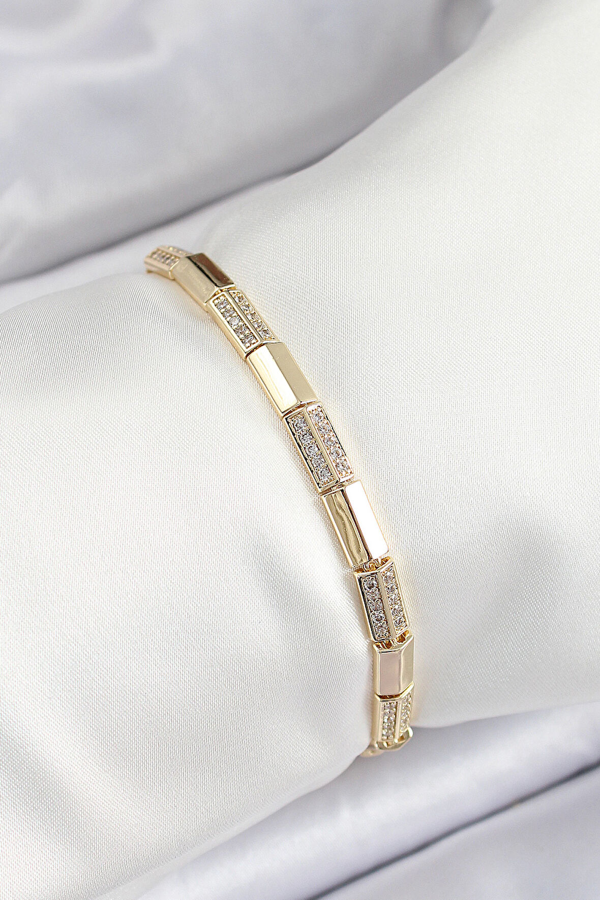 Pirinç Dikdörtgen Model Zirkon Taşlı Gold Renk VİP Seri Kadın Bileklik