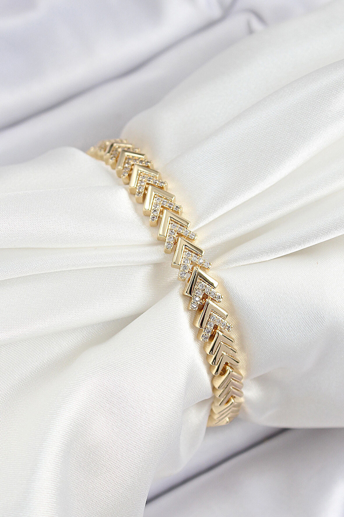 Pirinç Sıralı Ok Model Zirkon Taşlı Gold Renk VİP Seri Kadın Bileklik