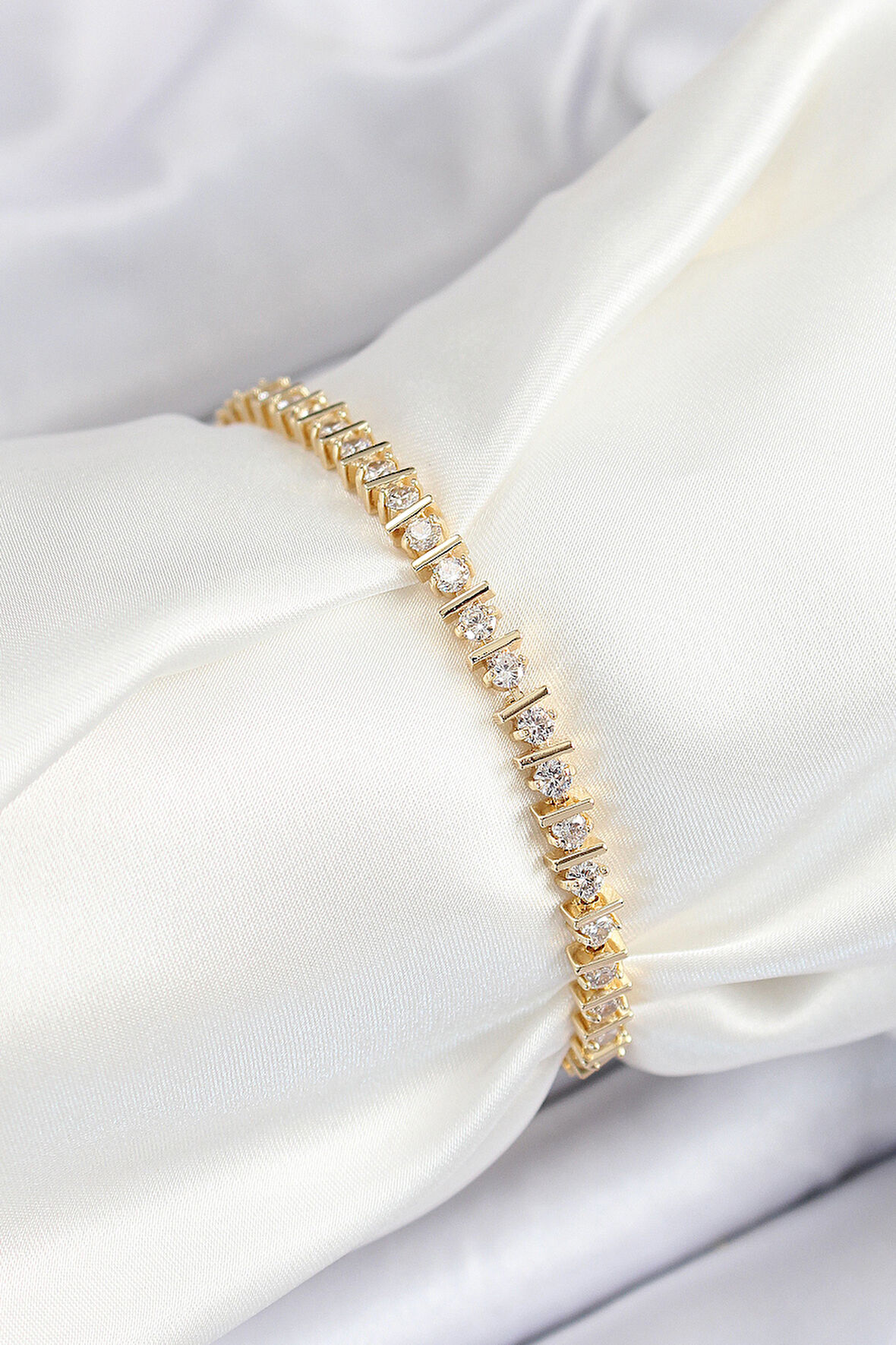 Pirinç Sıralı Çit Model Zirkon Taşlı Gold Renk VİP Seri Kadın Bileklik