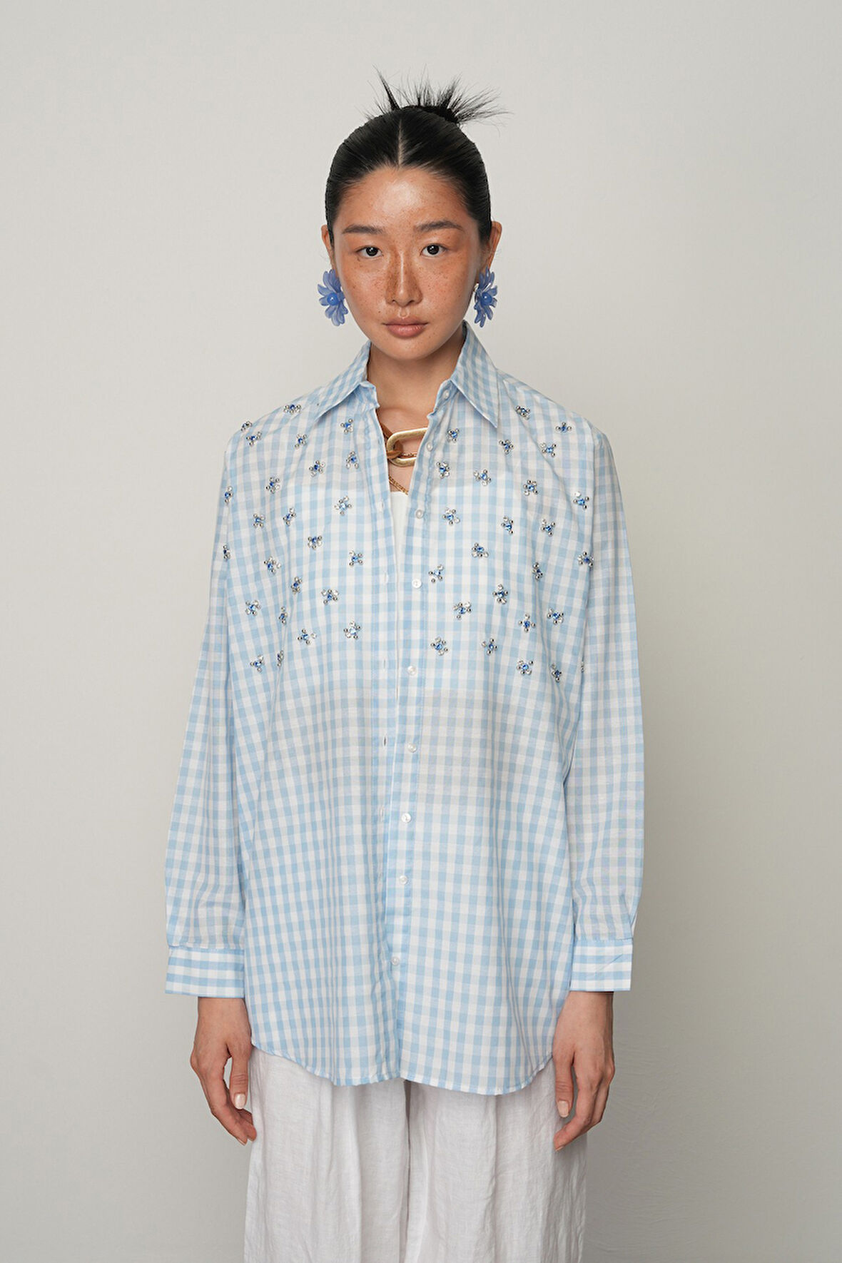 KADIN ÖNÜ TAŞ İŞLEMELİ MAVİ RENK EKOSE DESENLİ OVERSİZE GÖMLEK