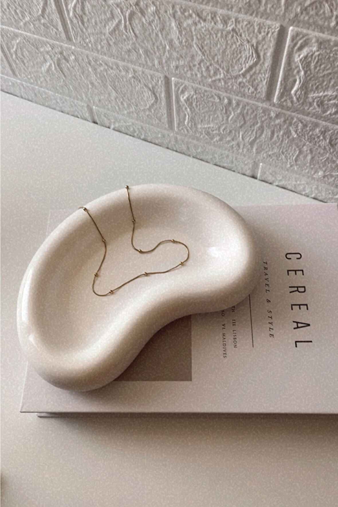 Beyaz Ay Şeklinde Dekoratif Stand Taş