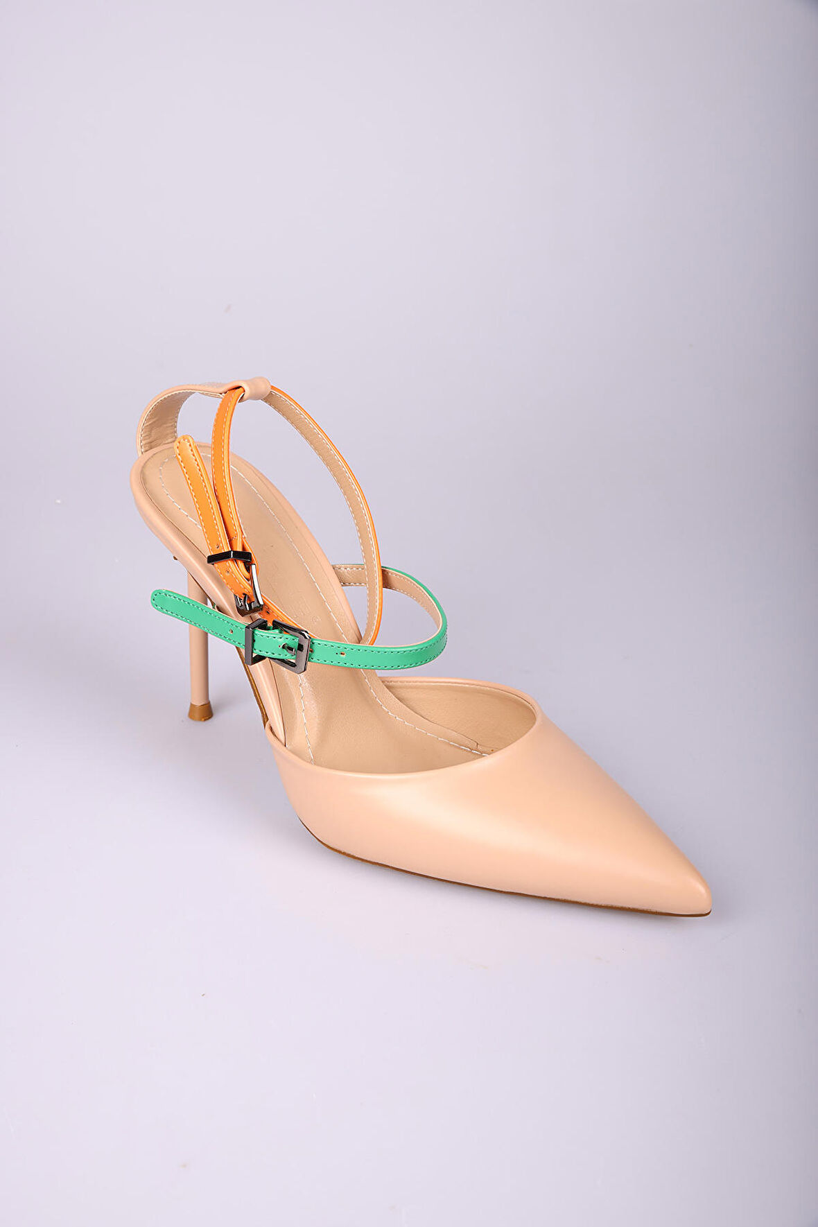 Sivri Burun Önü Kapalı Arkası Açık İnce Topuklu Ayakkabı