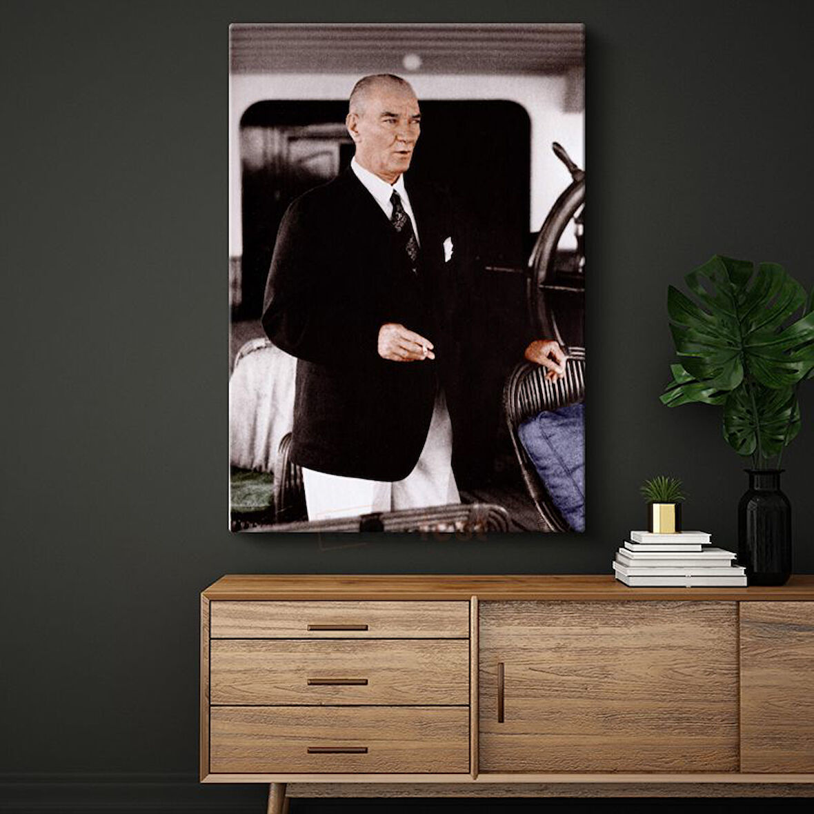 Otomobil Başında Atatürk - Siyah Ceket Beyaz Pantolon Kanvas Tablo