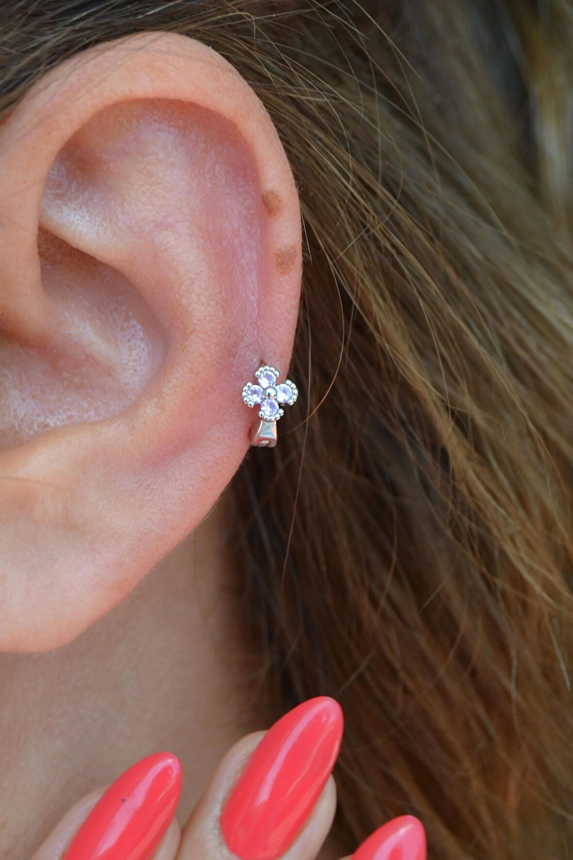 Soft Pembe Çiçekli Tragus Piercing – Halka Model, 6 mm