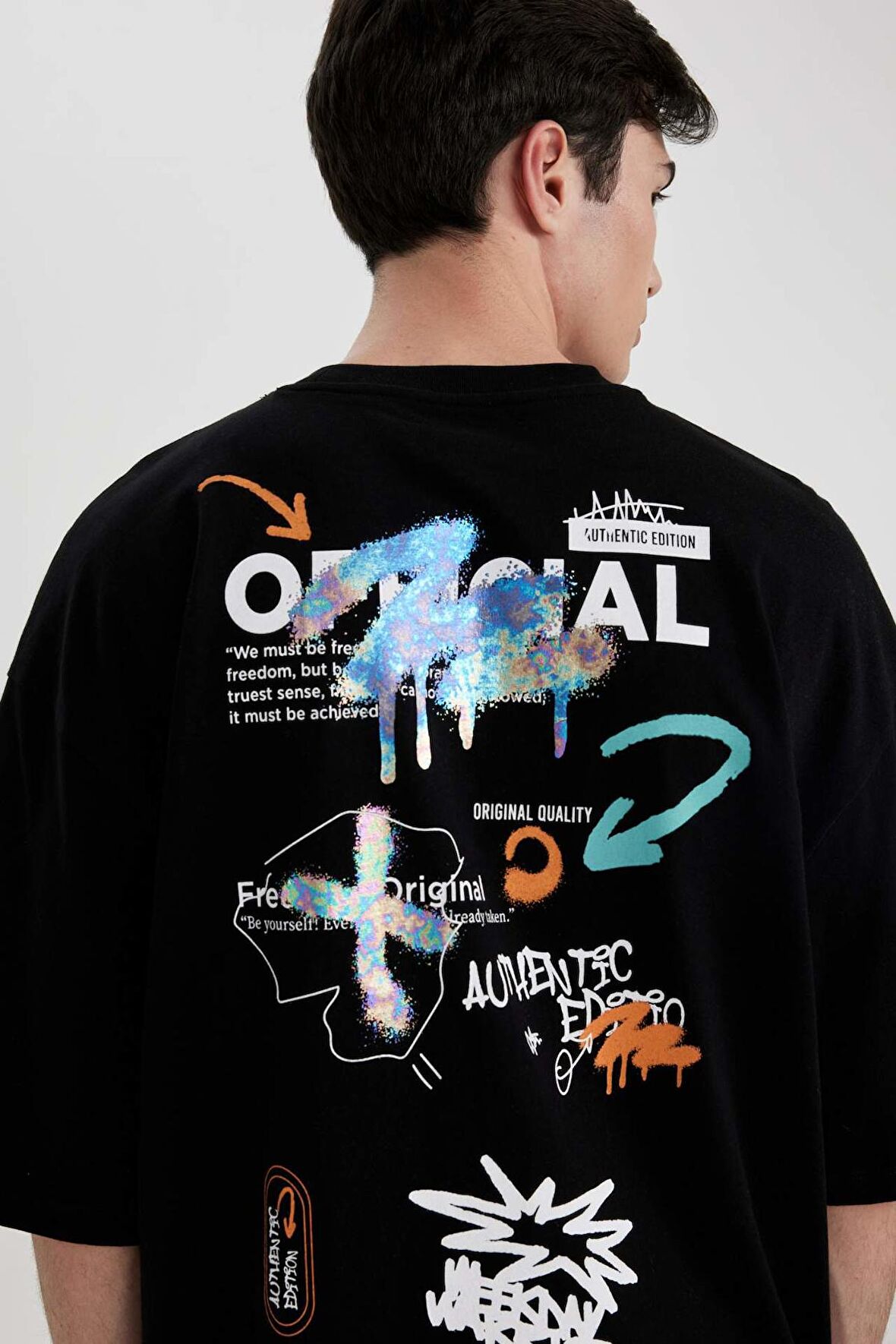 DeFacto Loose Fit Bisiklet Yaka Sırt Baskılı Kısa Kollu Tişört B8949AX24SMBK81