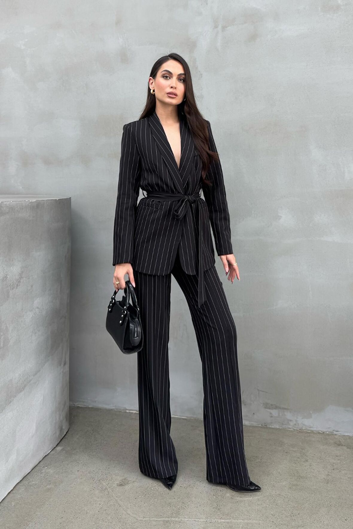 Siyah Çizgili Kuşaklı Ceket Pantolon Takım