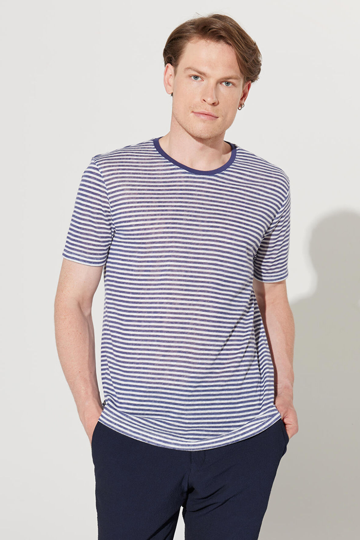Erkek Beyaz-Lacivert Slim Fit Dar Kesim Bisiklet Yaka Çizgili Tişört