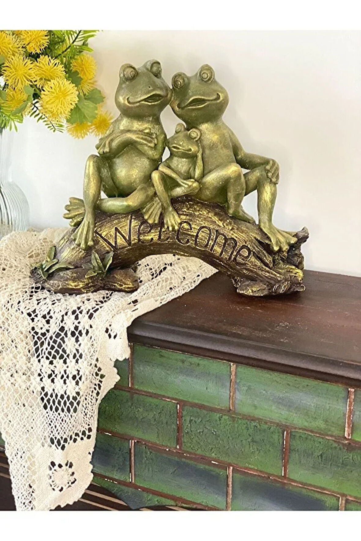 Welcome Kurbağa Ailesi, Kütük Üstünde Oturan Kurbağa Ailesi Dekoratif Obje
