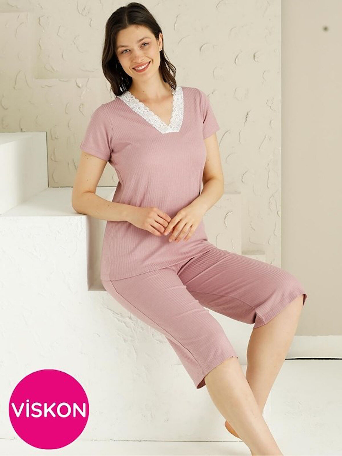 Kadın Pudra Fitilli Desen Dantel Detay Viskon Kısa Kol Cepli Kapri Pijama Takımı