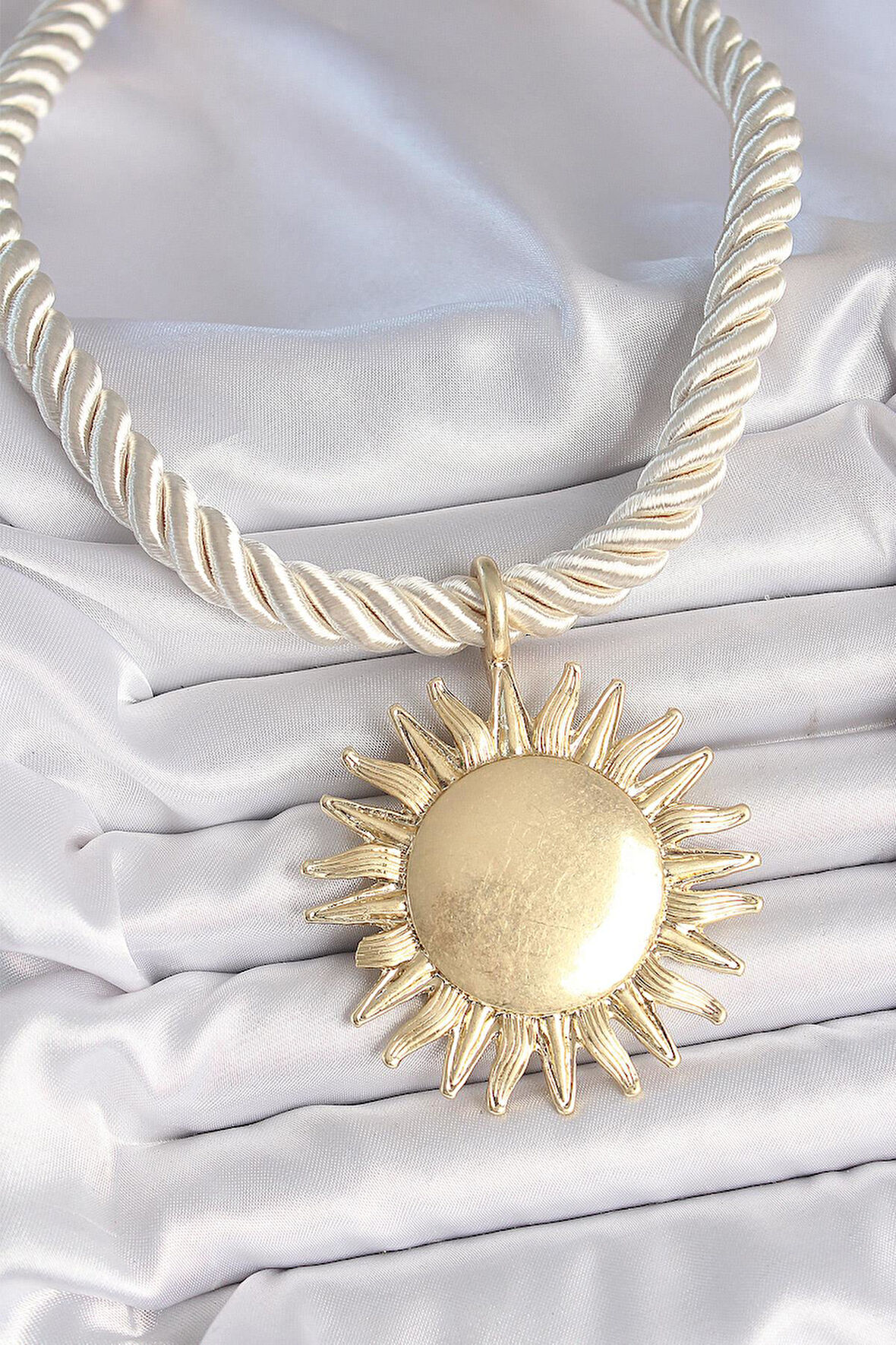 Kırık Beyaz Halat Model Gold Renk Güneş Figürlü Pirinç Kolye