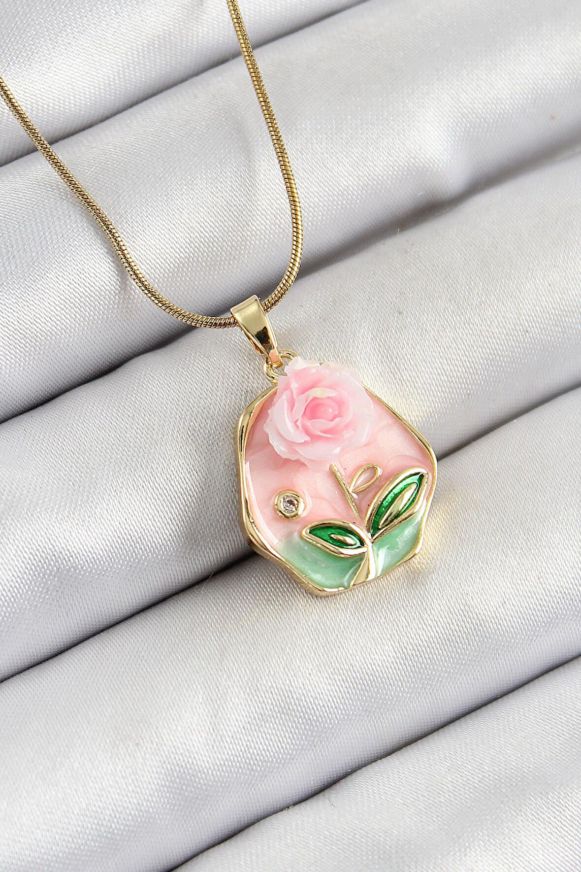Celira Çelik Zincir Zirkon Taşlı Pembe Sanatsal Portre Gül Figürlü Beşgen Model Gold Renk Kadın Kolye
