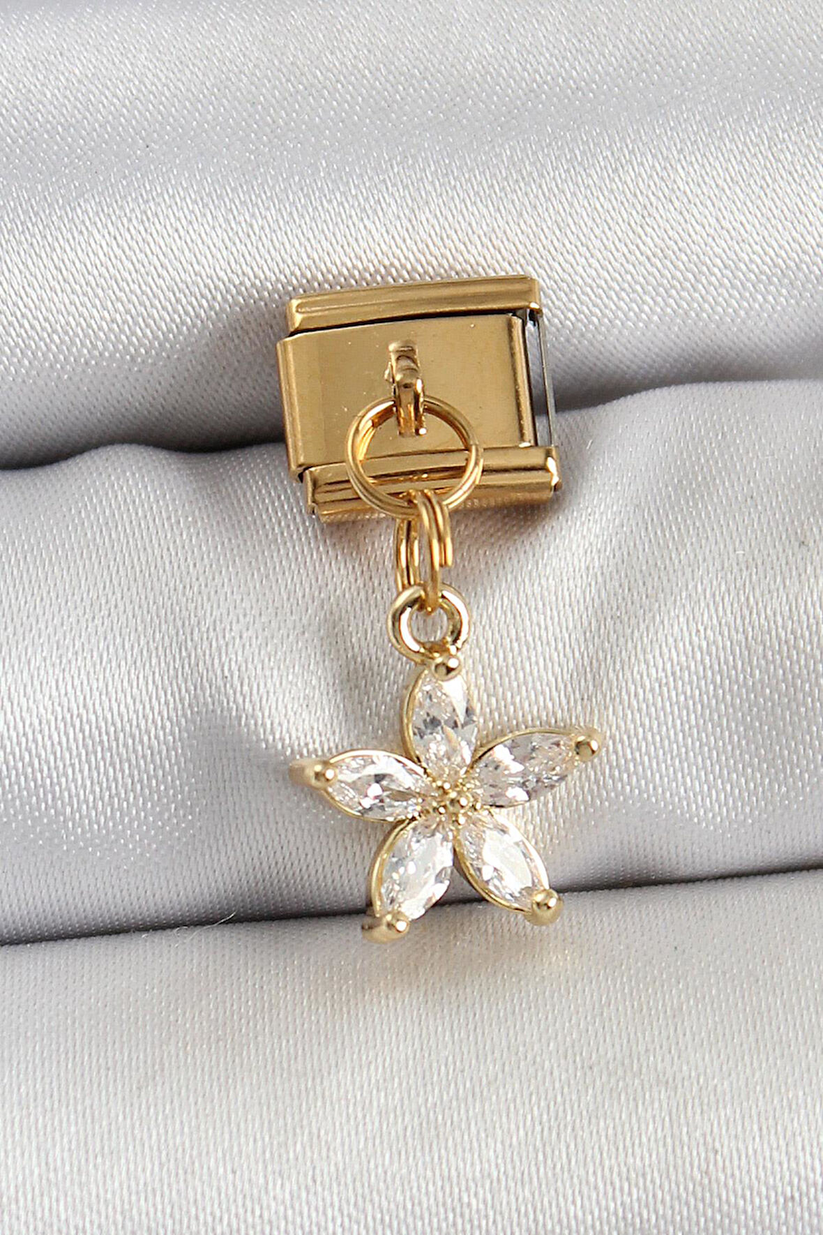 Celira Çelik Sallantılı Zirkon Taşlı Çiçek Model Gold Renk Nomination Charm