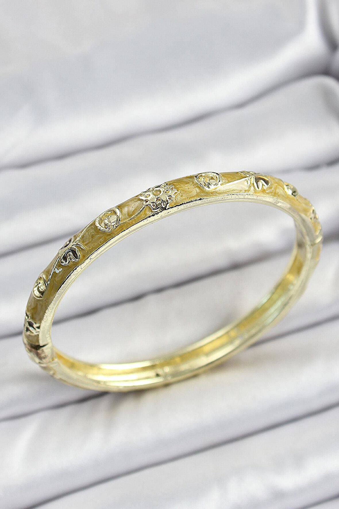 Mineli Gold Pirinç Sarı Renk Motifli Kadın Kelepçe