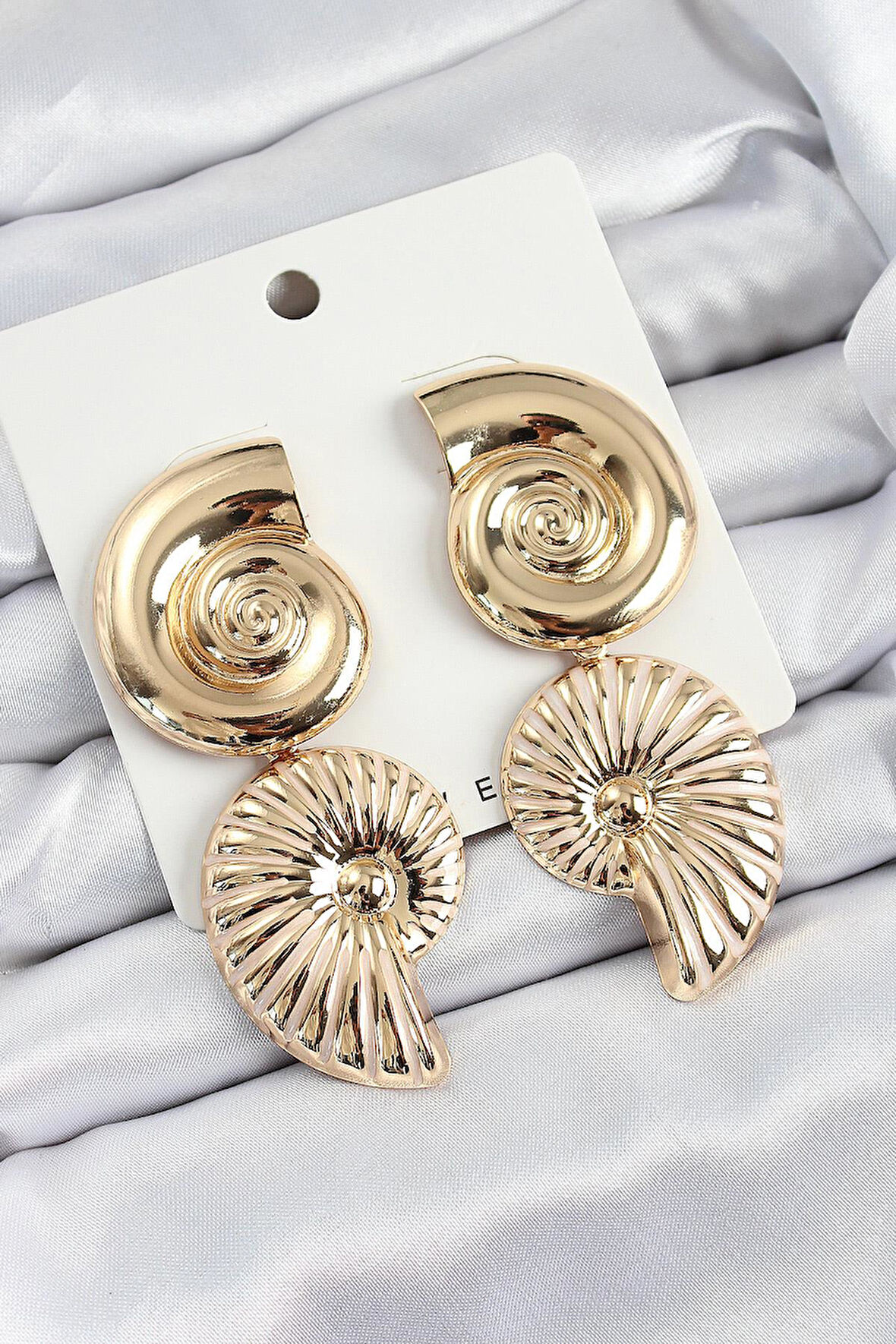 Pirinç Sarmal Sallantılı Deniz Kabuğu Vintage Model Gold Renk Küpe