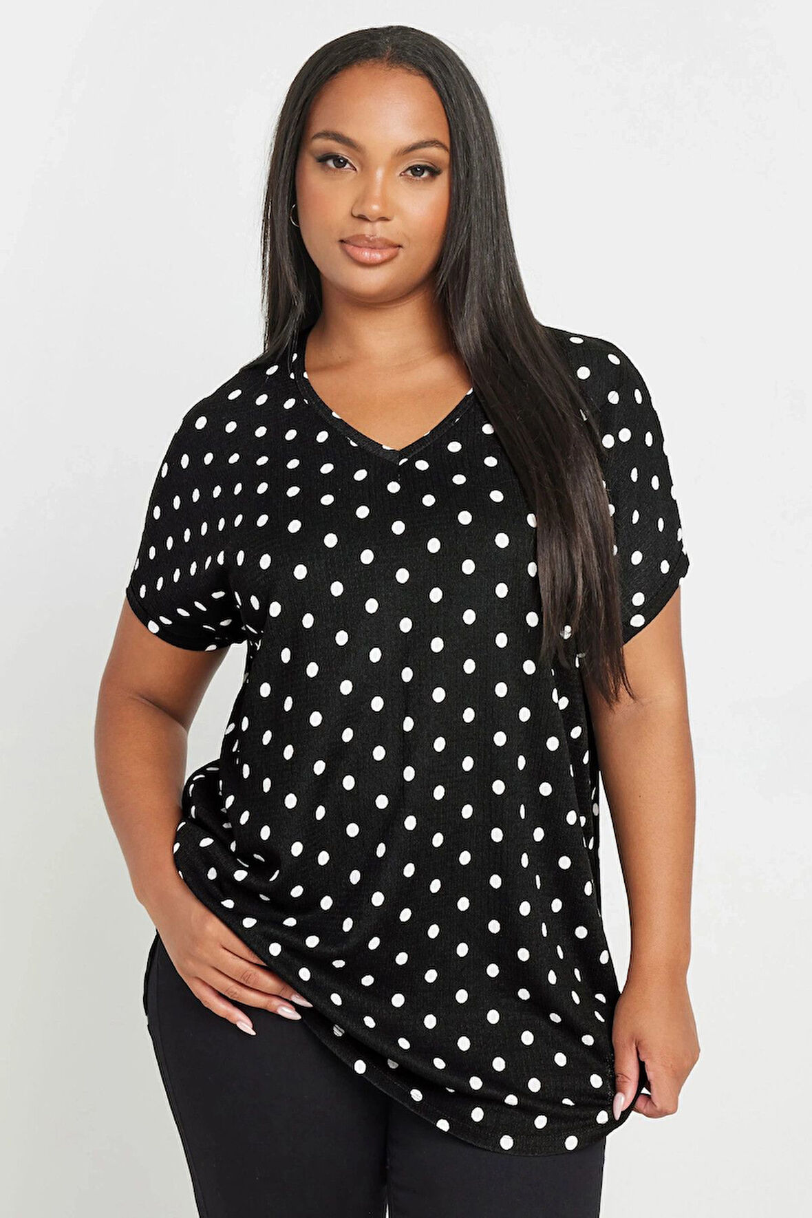 Büyük Beden Kısa Kollu V Yaka Puantiyeli Bluz 303497