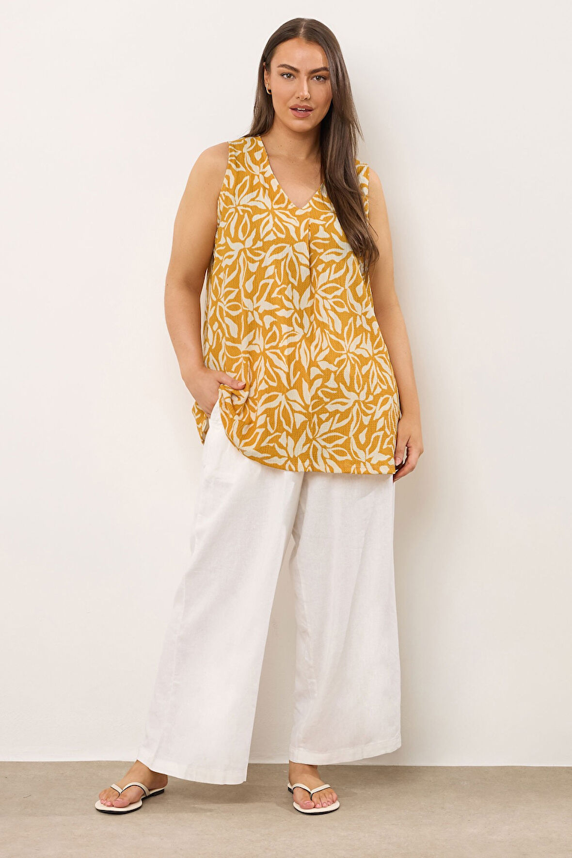 Büyük Beden V Yaka Sıfır Kol Çiçek Desenli Asimetrik Kesim T-shirt 616295