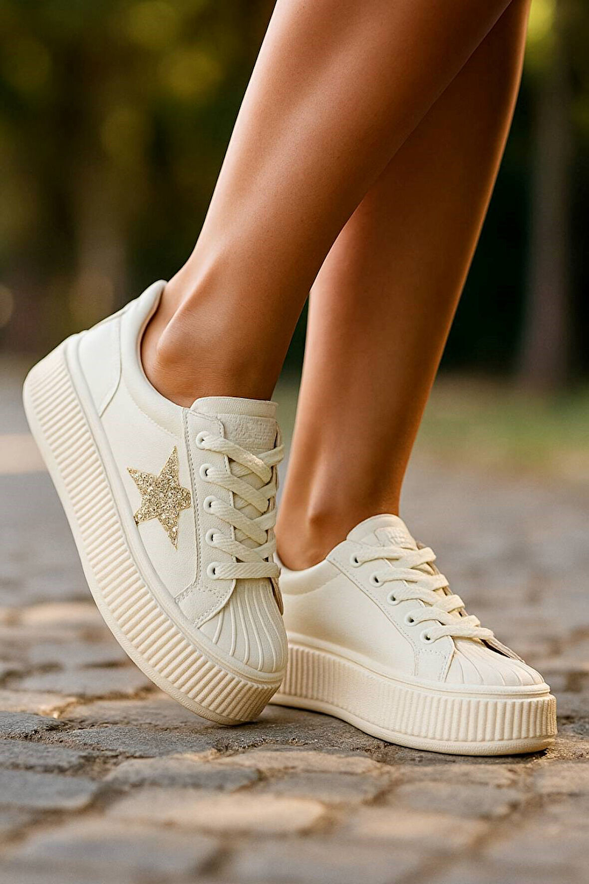 Günlük Kadın Sneaker Bağcıklı Yıldız Detaylı Yüksek Taban Simli Rahat Ayakkabı 7100