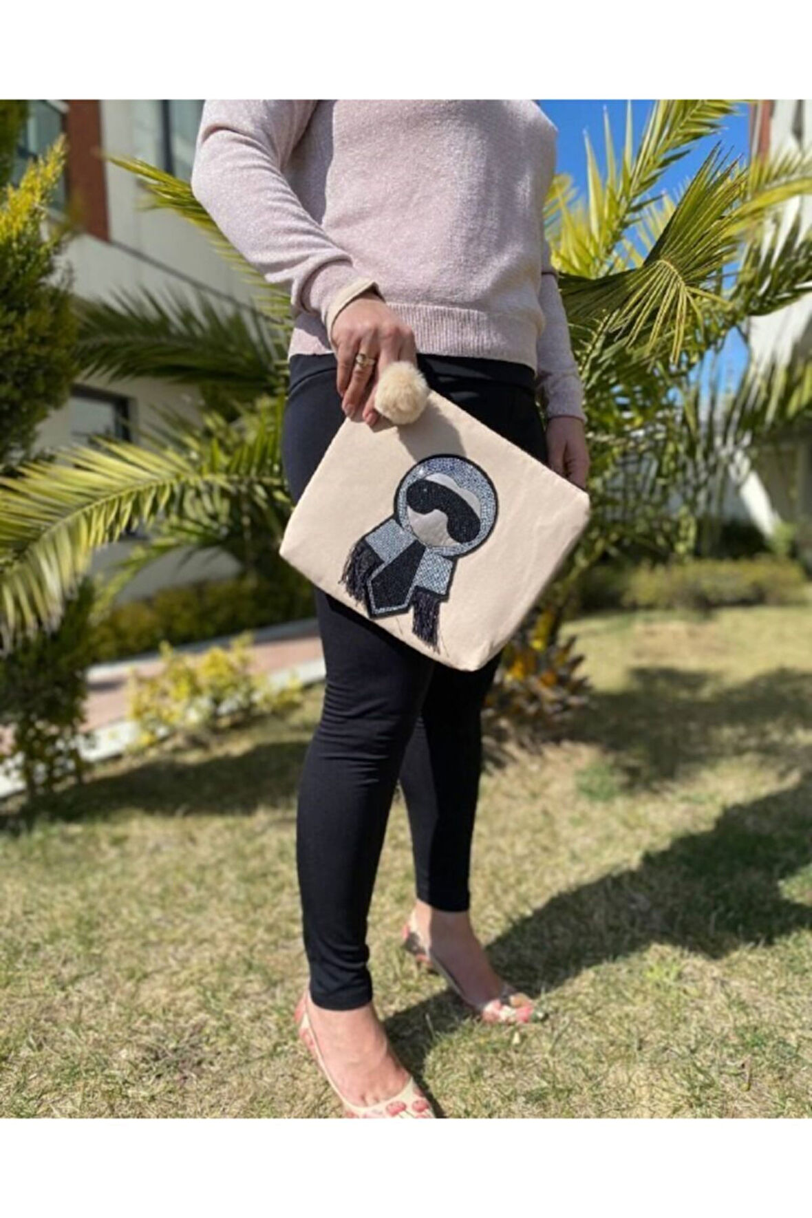 KARL LEGERFELD TAŞLI DERİ APLİKELİ PONPONLU PORTFÖY CLUTCH EL VE MAKYAJ ÇANTASI 24X29 CM