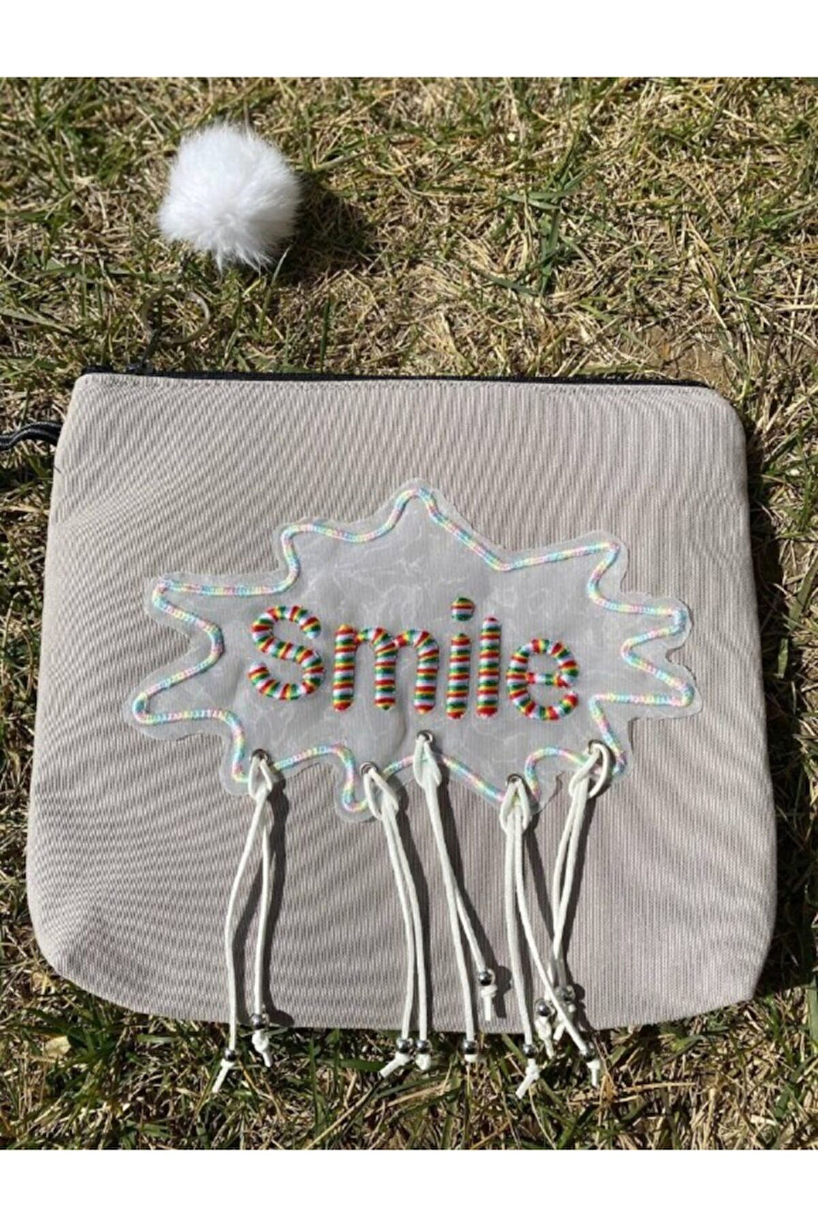 SMİLE NAKIŞLI DERİ SARKAÇLI PONPONLU PORTFÖYCLUTCH EL VE MAKYAJ ÇANTASI 26X28 CM