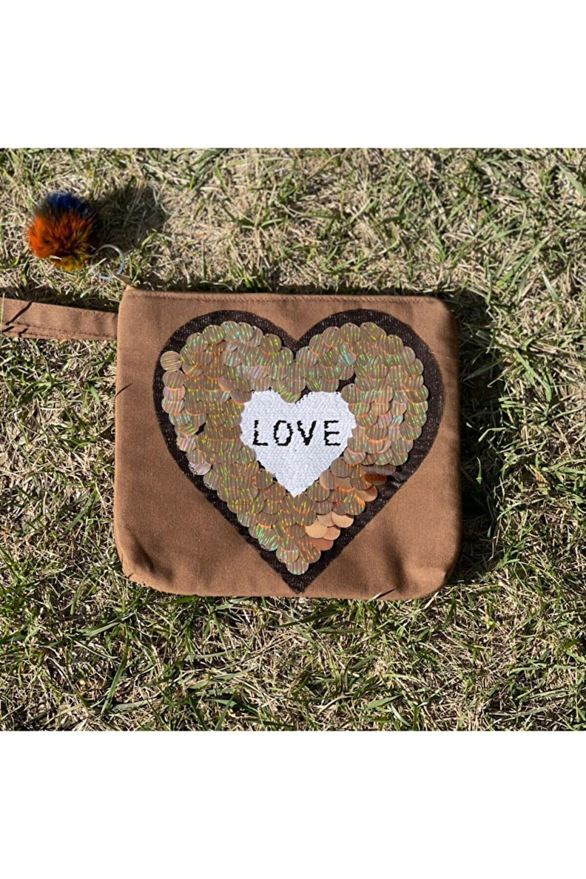 PUL PAYETLİ KALP PORTFÖY CLUTCH PONPONLU EL VE MAKYAJ  ÇANTASI 29X25 CM