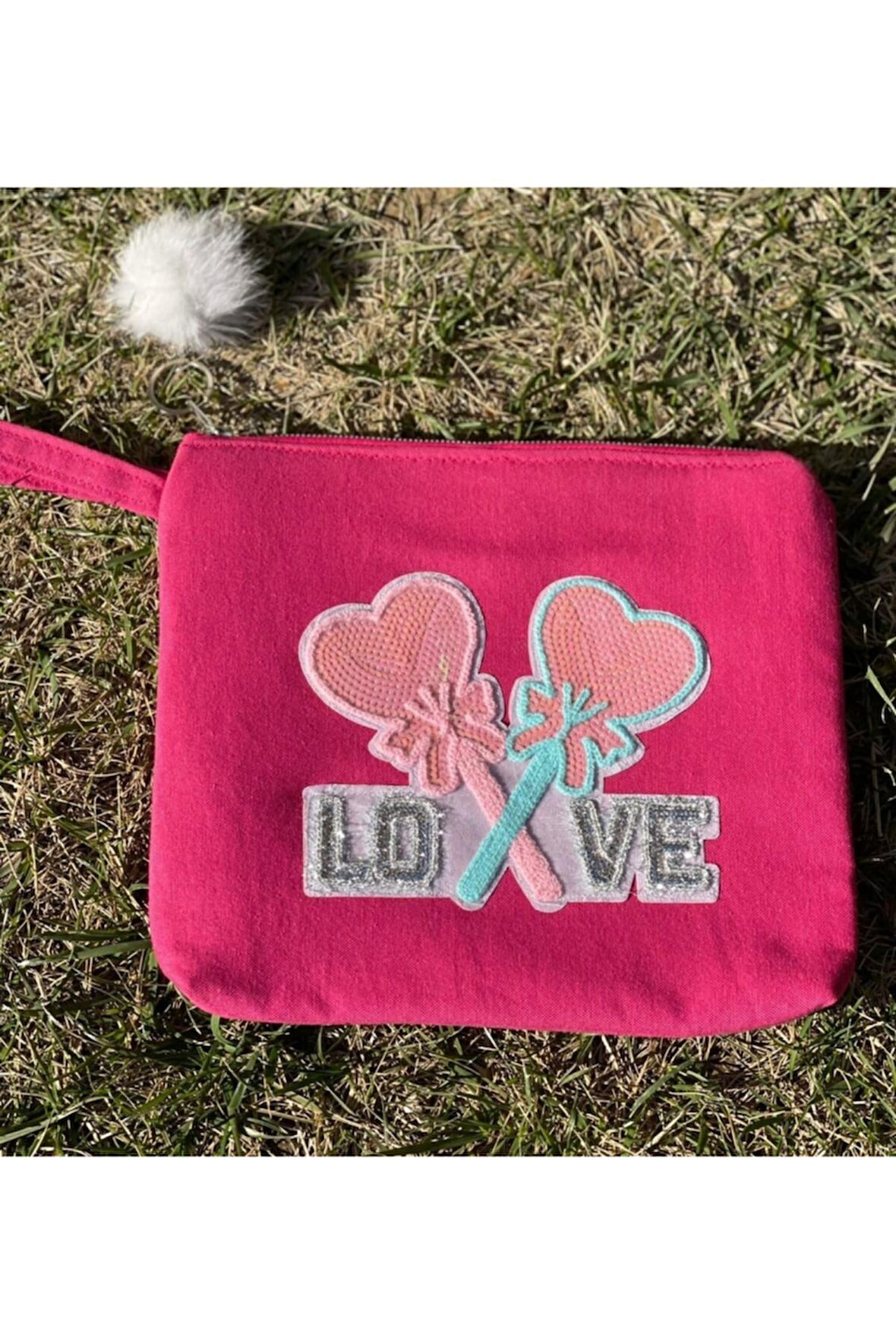 PUL PAYETLİ LOVE KALPLİ APLİKELİ PONPONLU PORTFÖY CLUTCH EL VE MAKYAJ ÇANTASI 25X28 CM