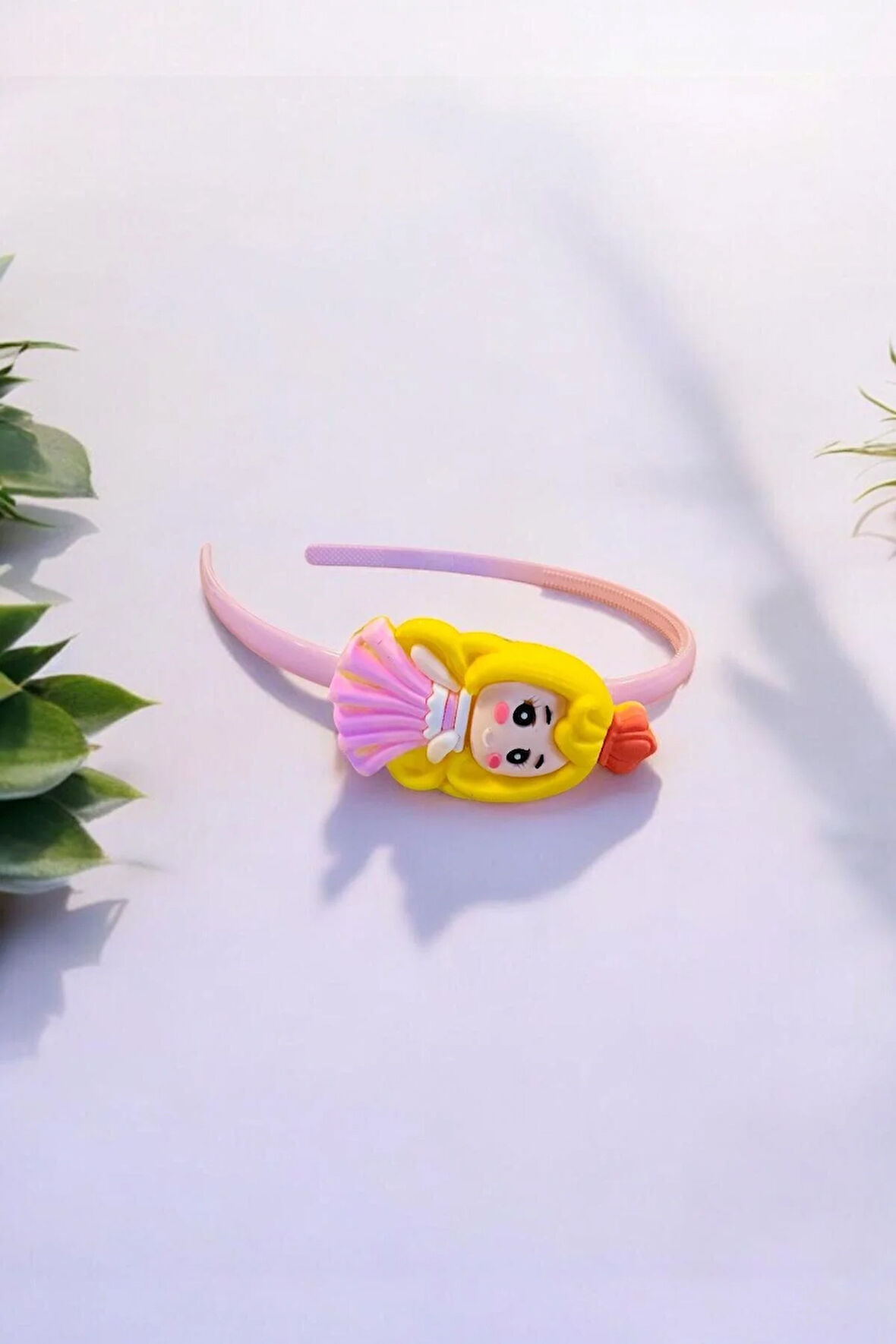 Çocuk Kız Figürlü Parlak Renklerde Taç