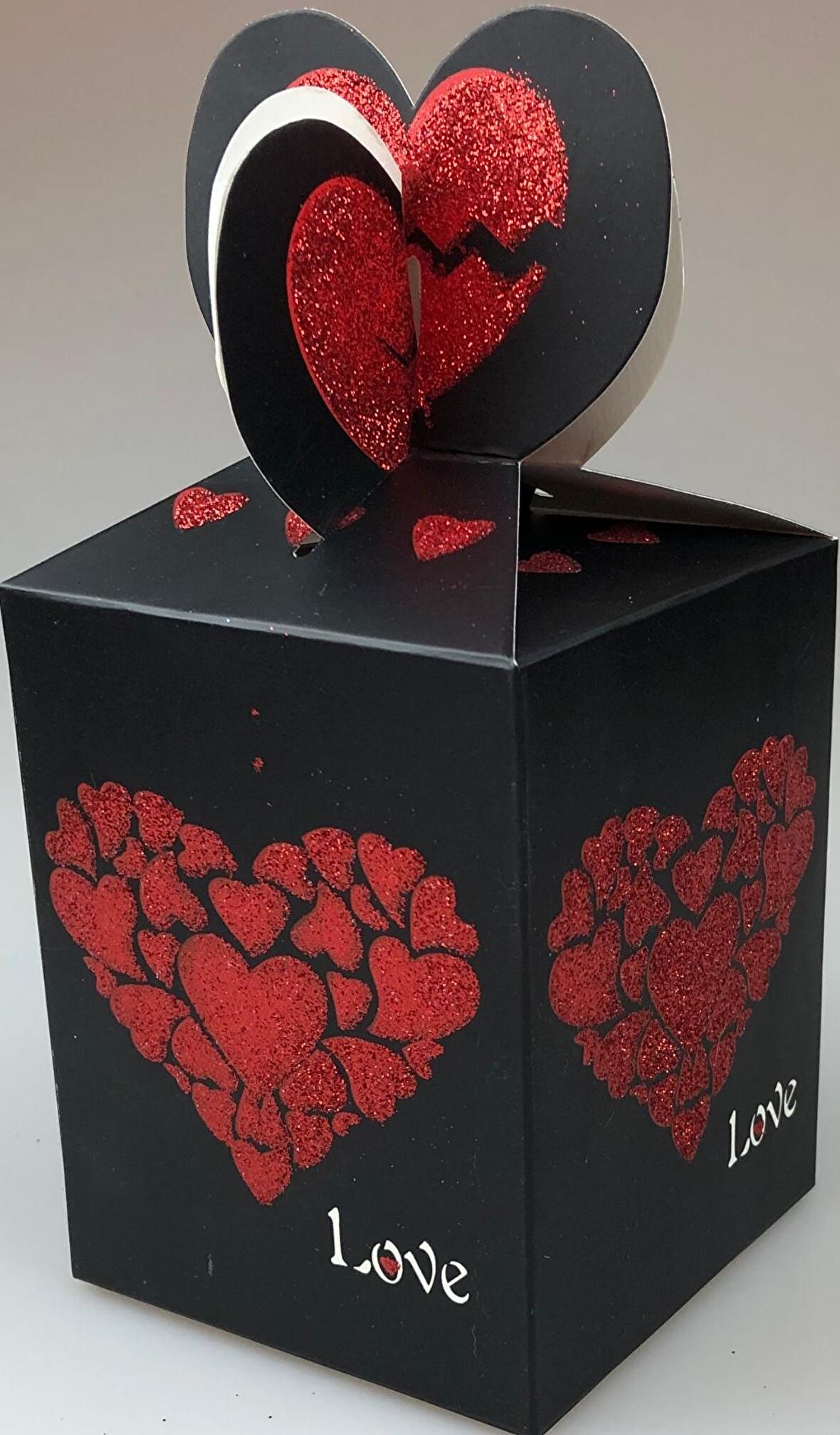 KARTON KUTU SİYAH KALPLİ LOVE (KATLAMALI) 8,5CM X 8,5CM X 11CM