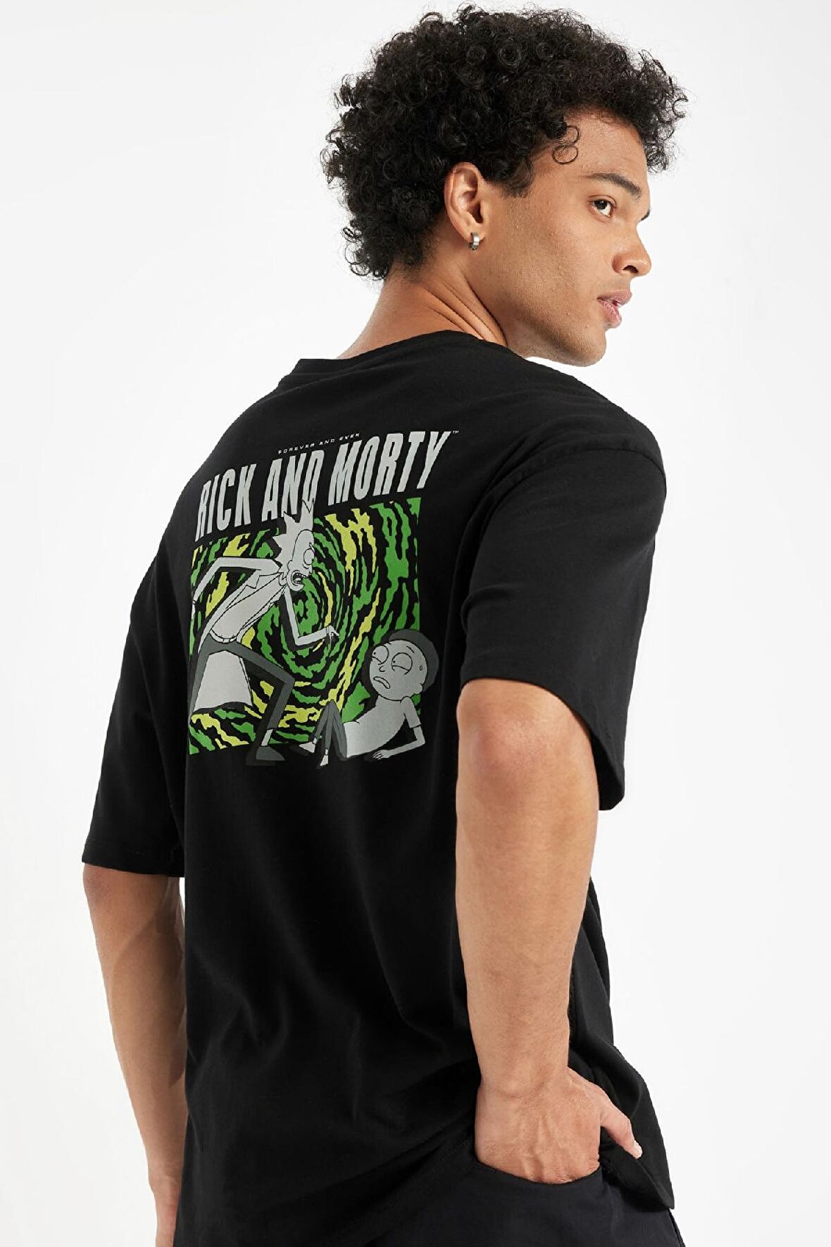 DeFacto Rick and Morty Boxy Fit Bisiklet Yaka Pamuklu Sırt Baskılı Kısa Kollu Tişört C6511AX24AUBK81