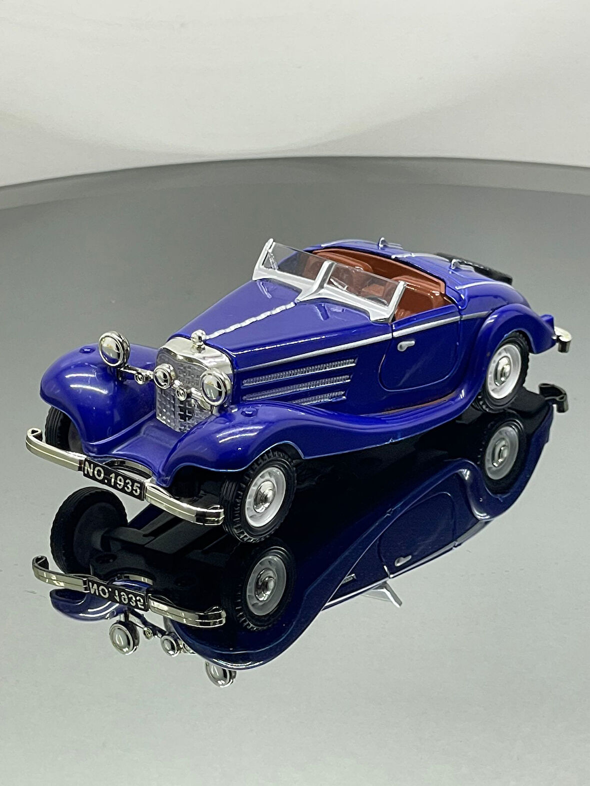 Eski Clasik Model Işıklı Sesli 1.36 Ölçek Oyuncak araba