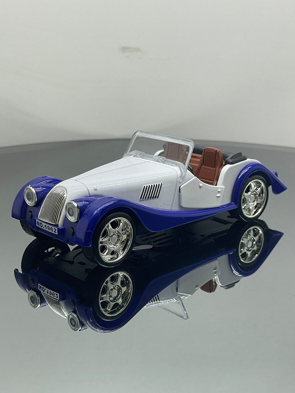 Eski Clasik Model Işıklı Sesli 1.36 Ölçek Oyuncak araba