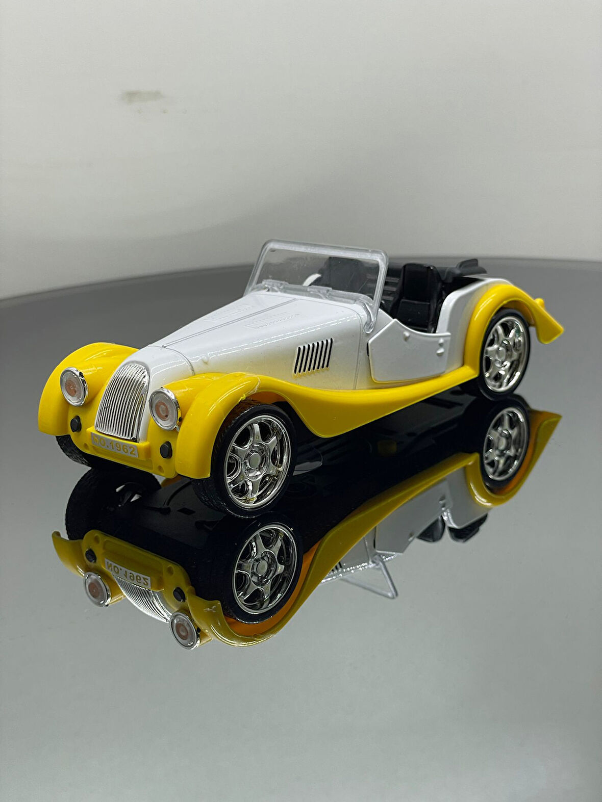 Eski Clasik Model Işıklı Sesli 1.36 Ölçek Oyuncak araba