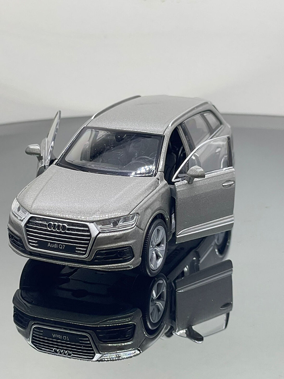 1.36 Ölçek Audi Q7 Metal Oyuncak Araba